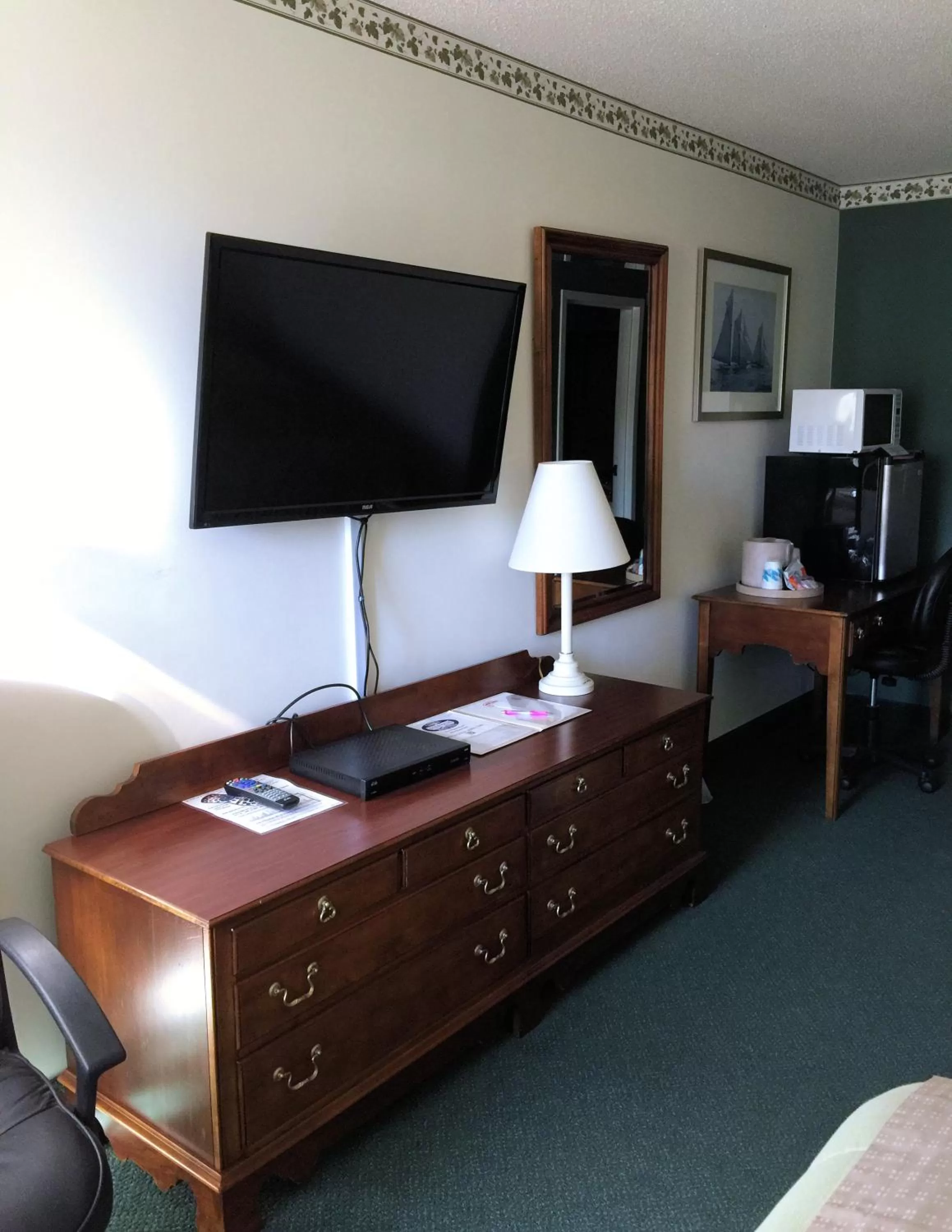 TV and multimedia in Camden Riverhouse Hotel and Inn