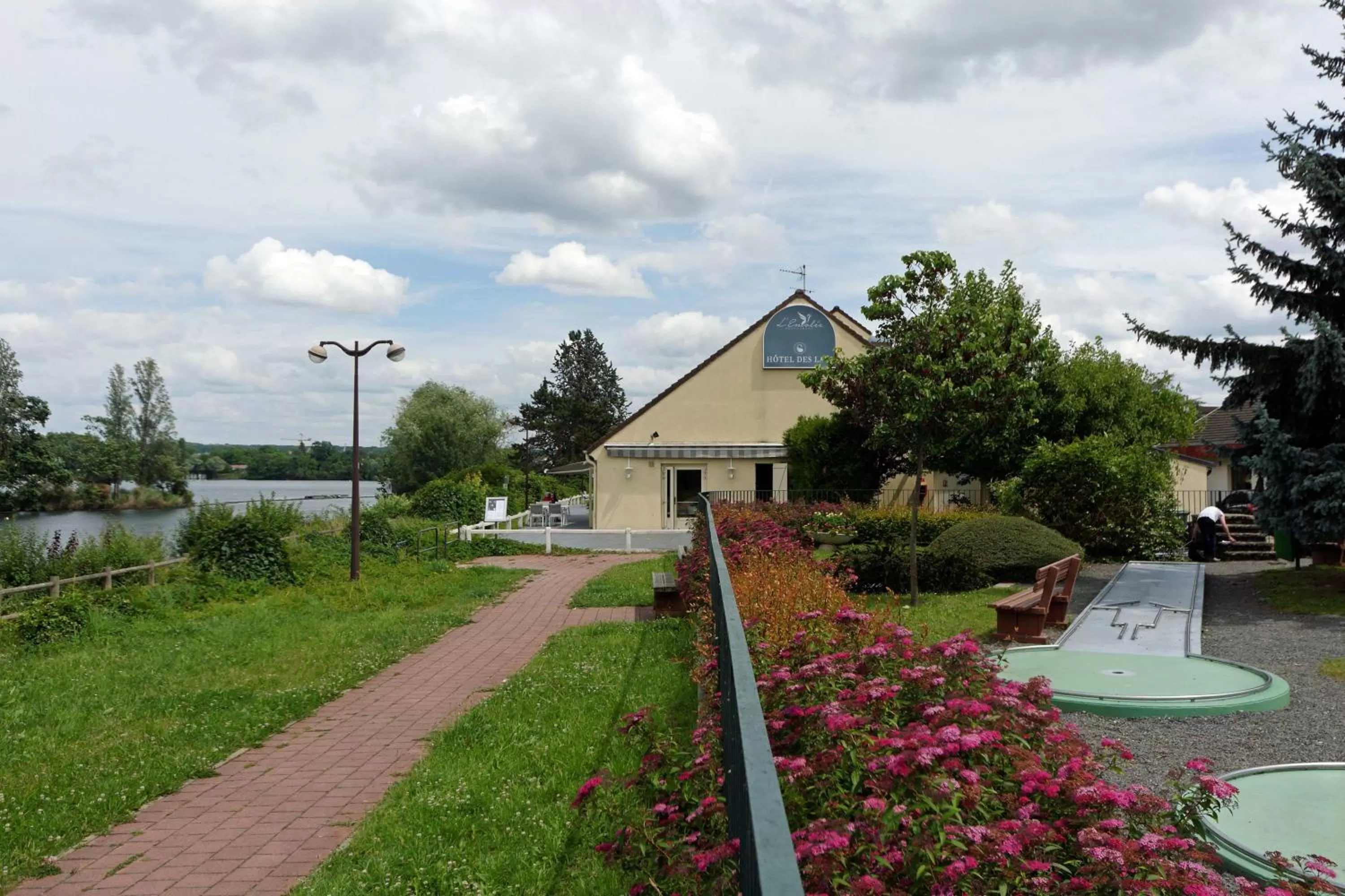 Entertainment in Logis - Hôtel & Restaurant des Lacs Paris Sud