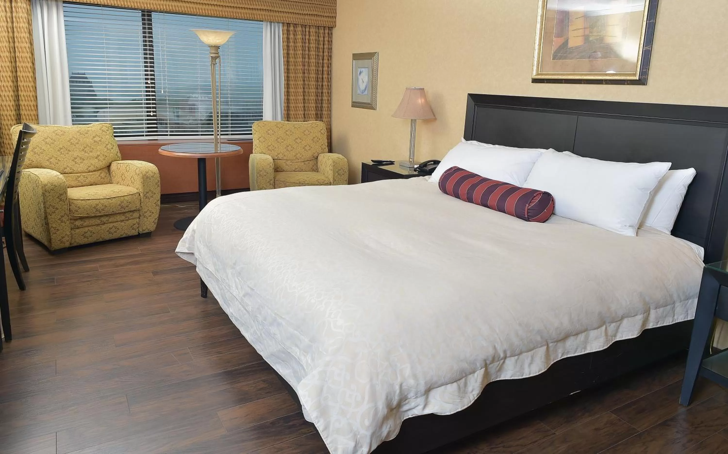 Bedroom, Bed in Hôtel Le Concorde Québec