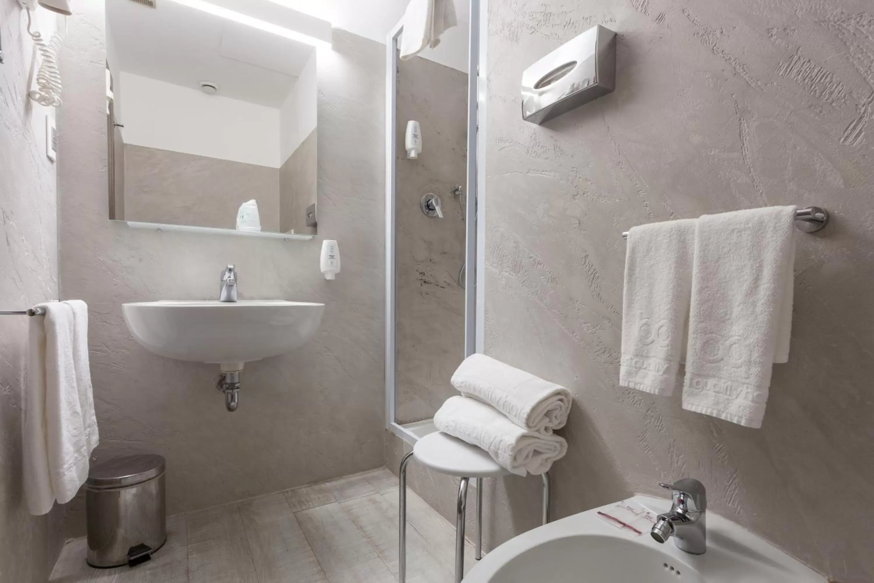 Shower, Bathroom in Best Quality Hotel Gran Mogol