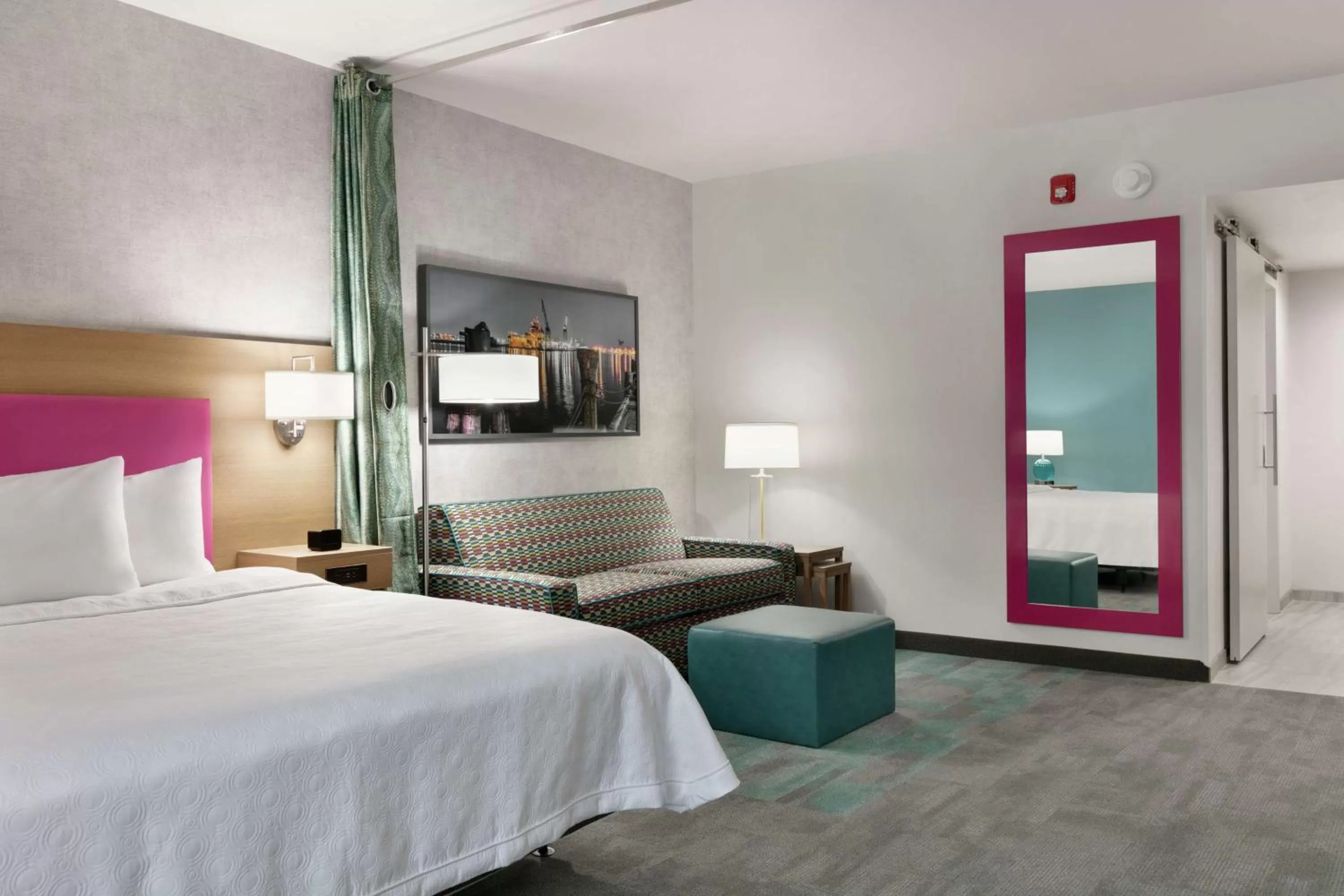 Living room, Bed in Home2 Suites By Hilton Norfolk Airport