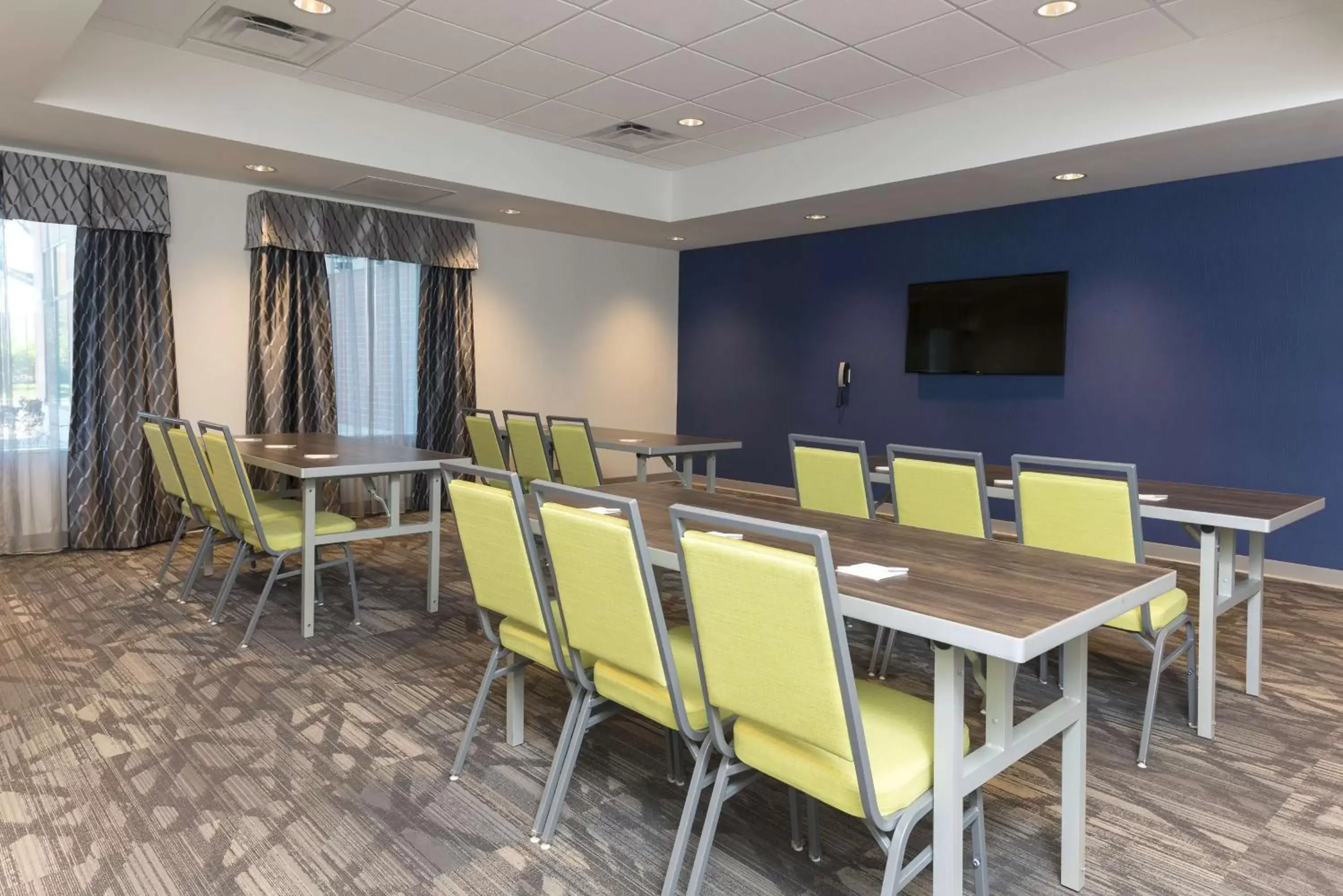 Meeting/conference room in Hampton Inn & Suites by Hilton Chicago Schaumburg IL