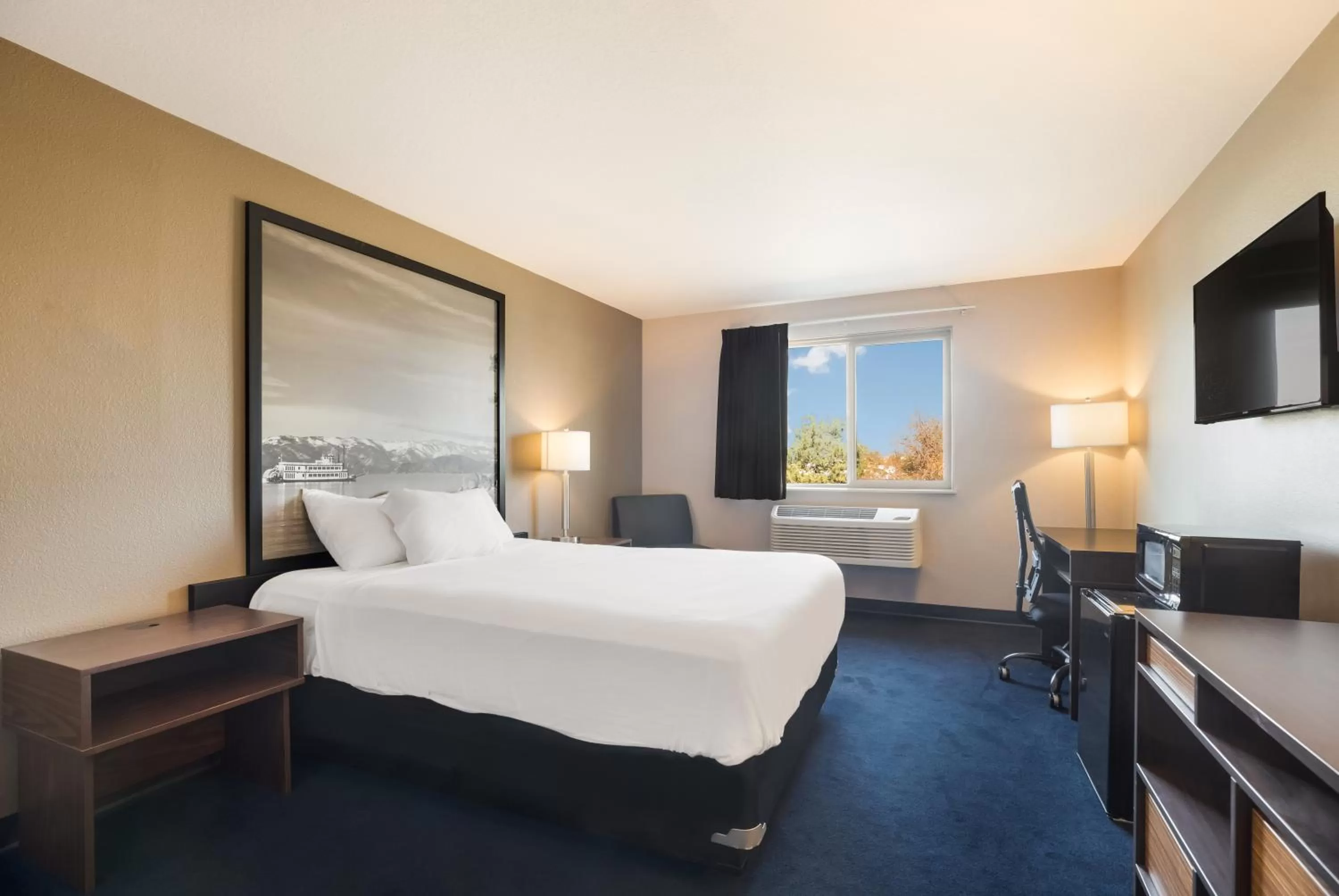 Bed in Americas Best Value Inn Sparks