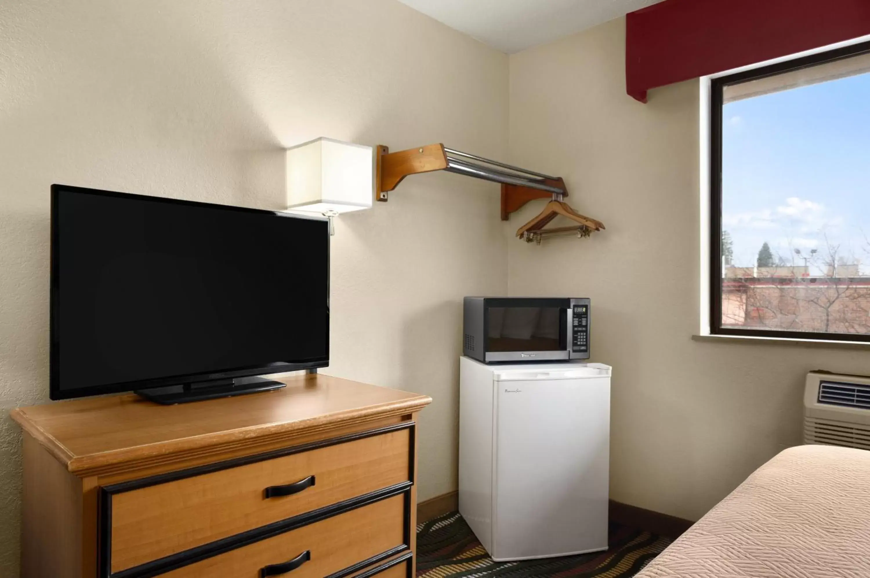 TV and multimedia, TV/Entertainment Center in Travelodge by Wyndham Battle Creek