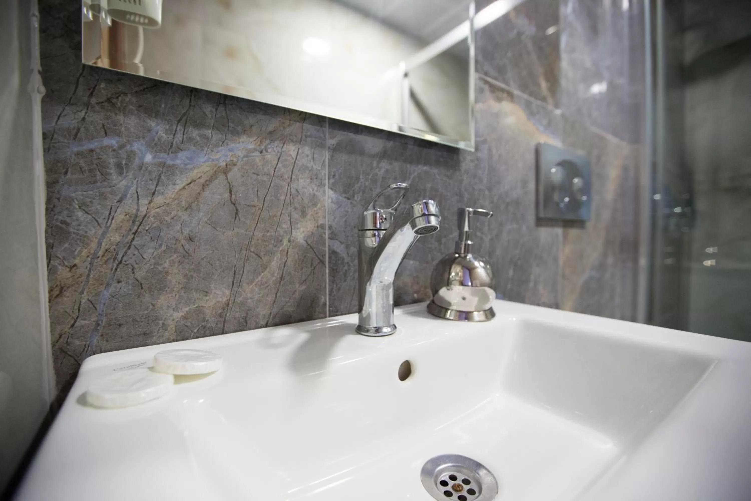 Shower in Golden Street Hotel