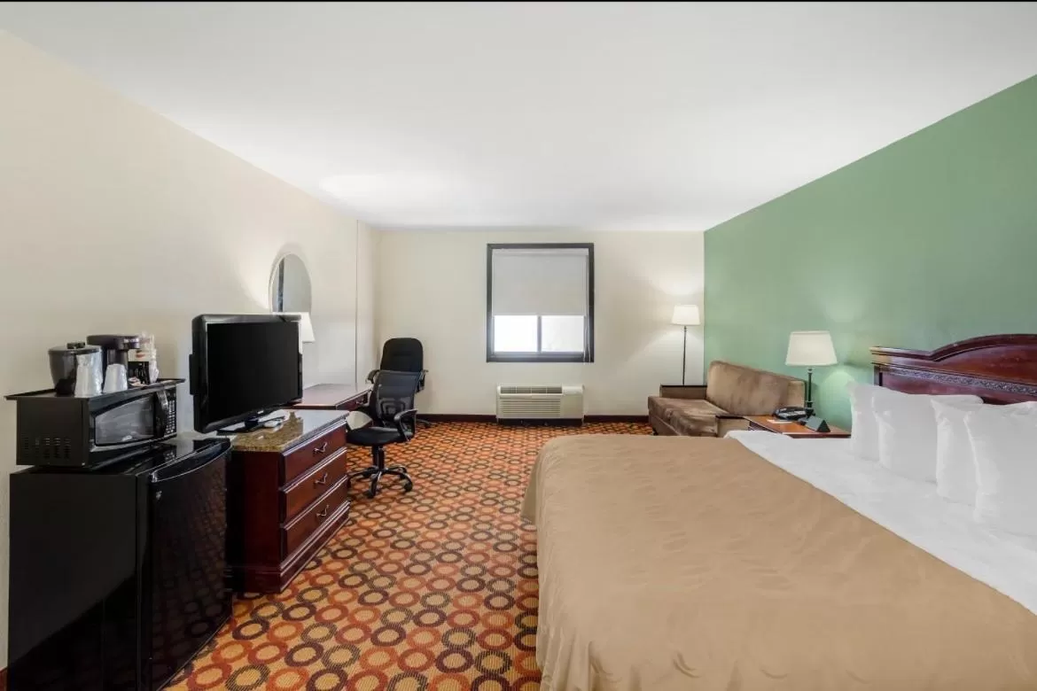 Bed in Quality Inn Enola - Harrisburg