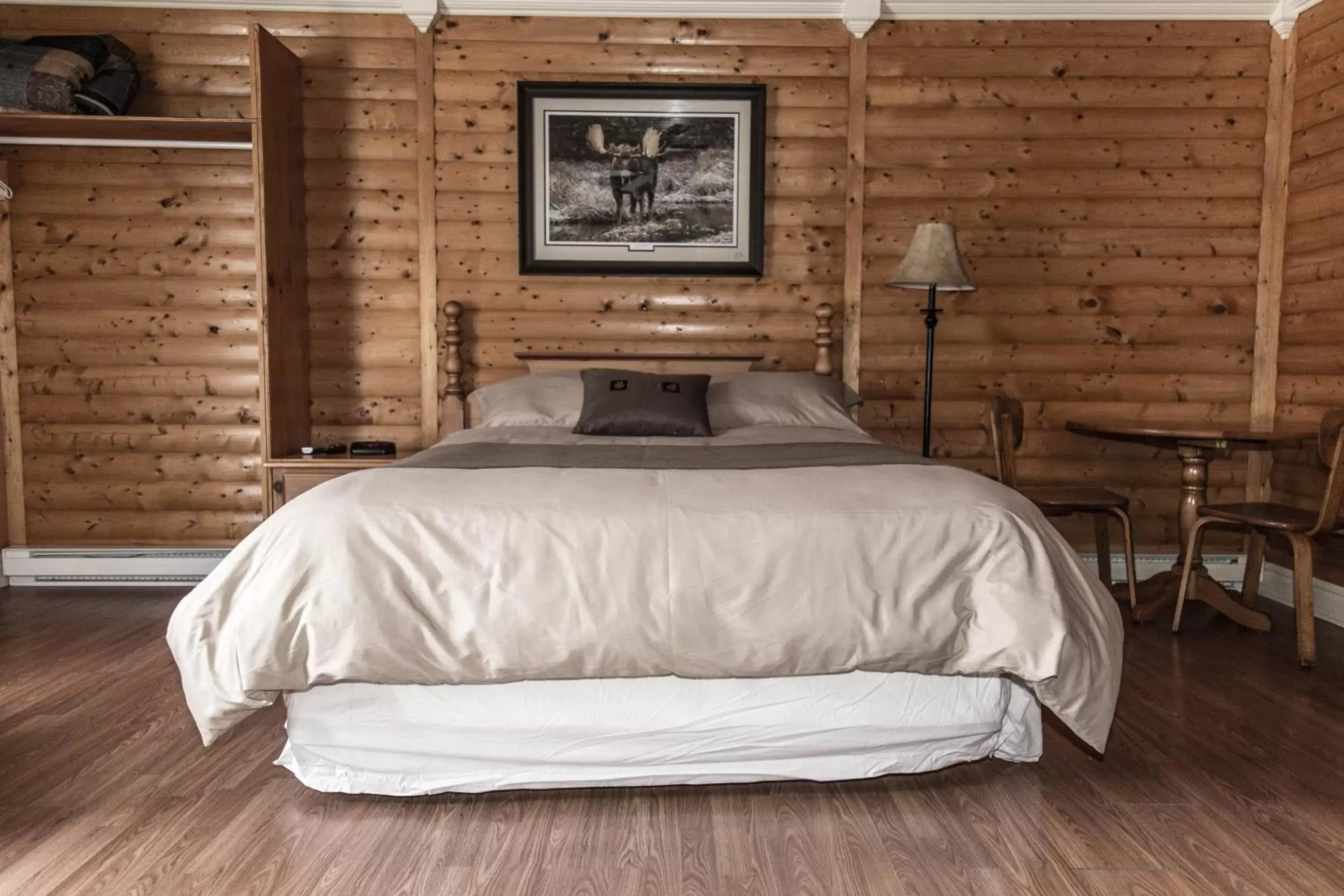 Bed in Viking Lodge Motel