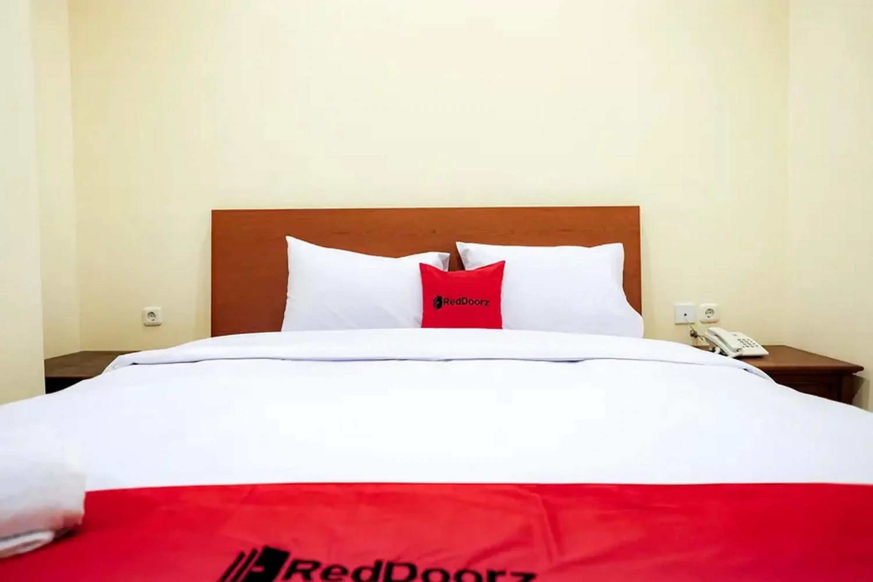 Bed in RedDoorz Plus near Plaza Blok M