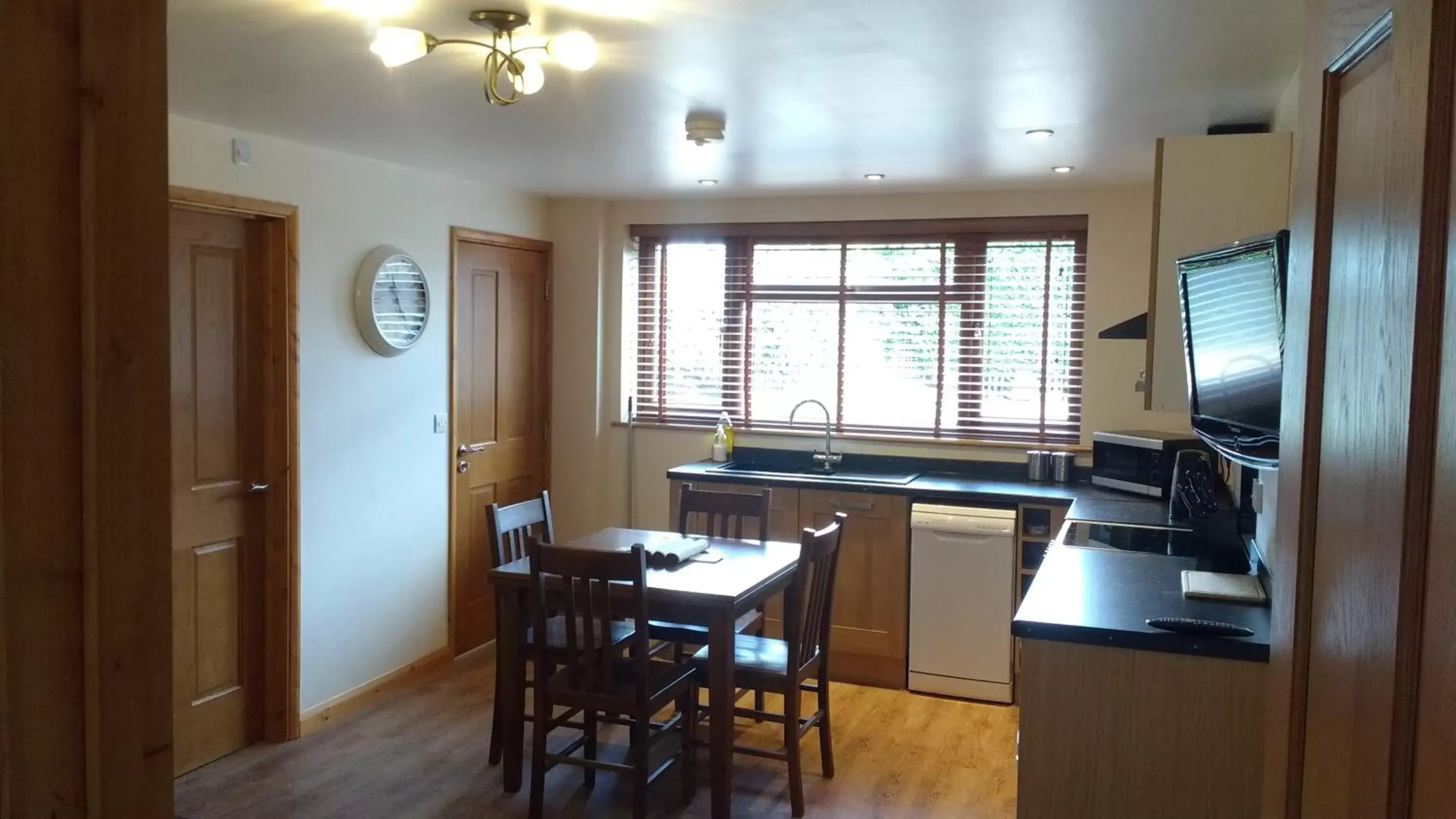 Kitchen or kitchenette, Dining Area in Highfields Holidays bed & breakfast