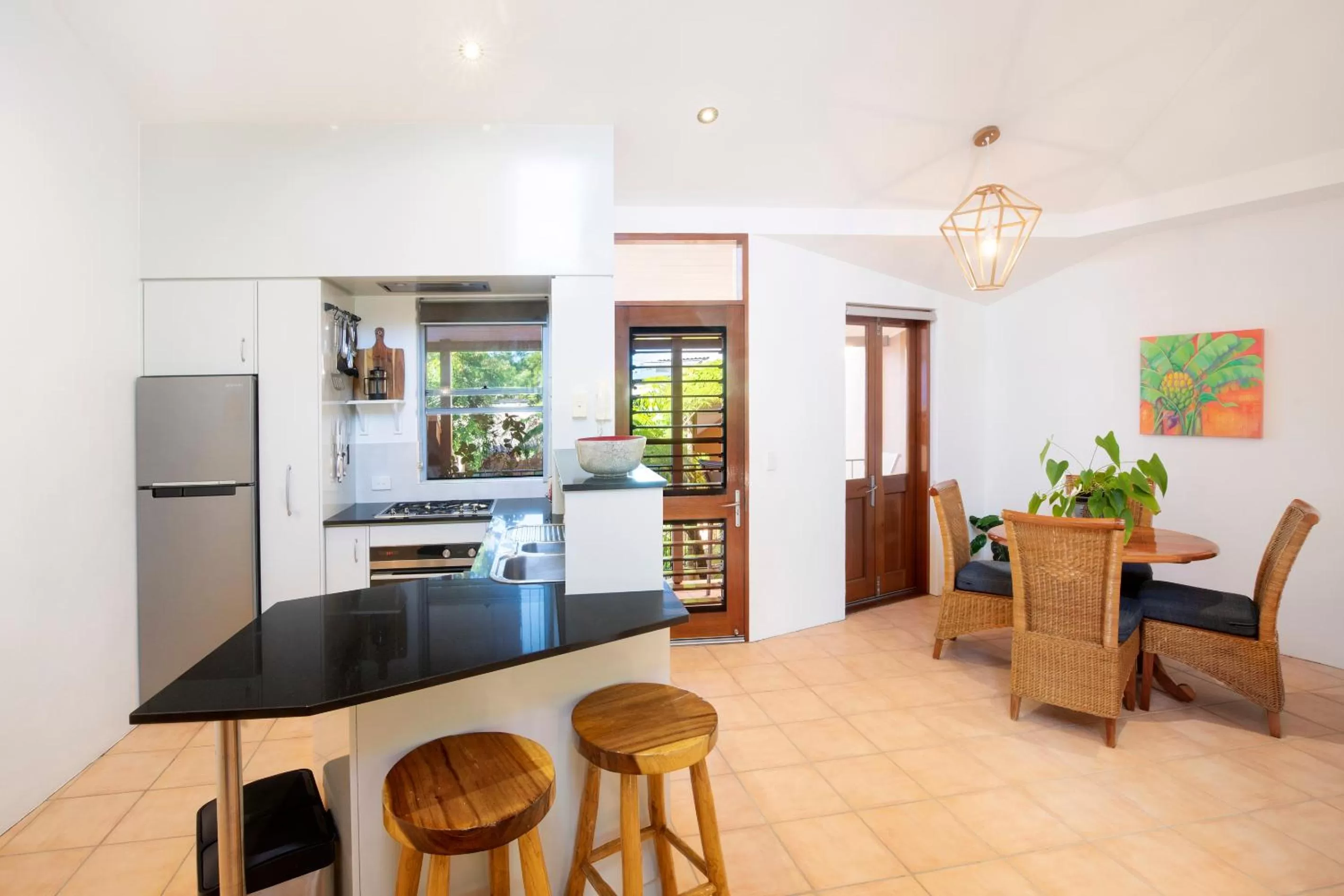 Dining area, Kitchen/Kitchenette in L'Auberge Noosa