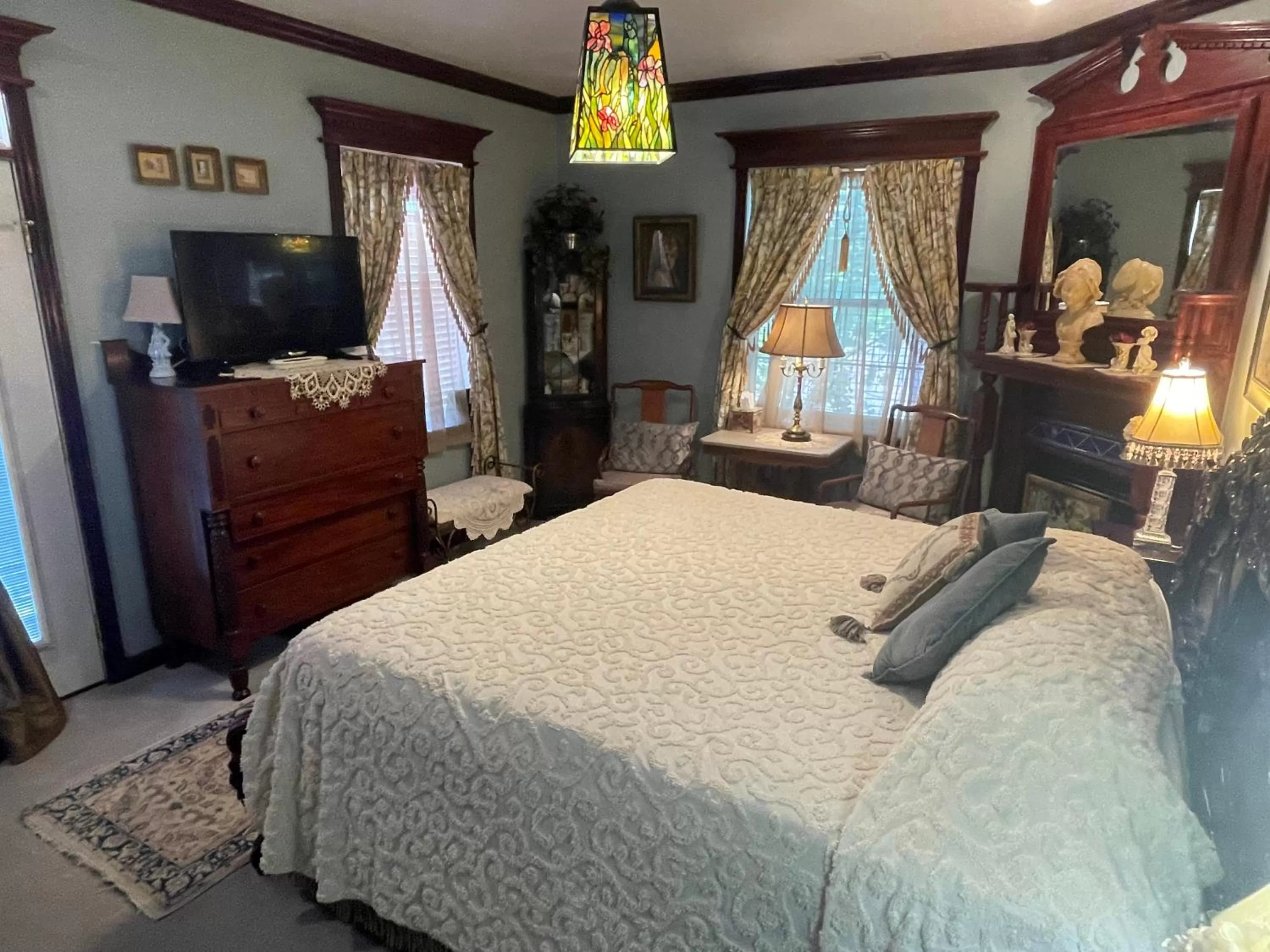 Bedroom, TV/Entertainment Center in Big Yellow Inn