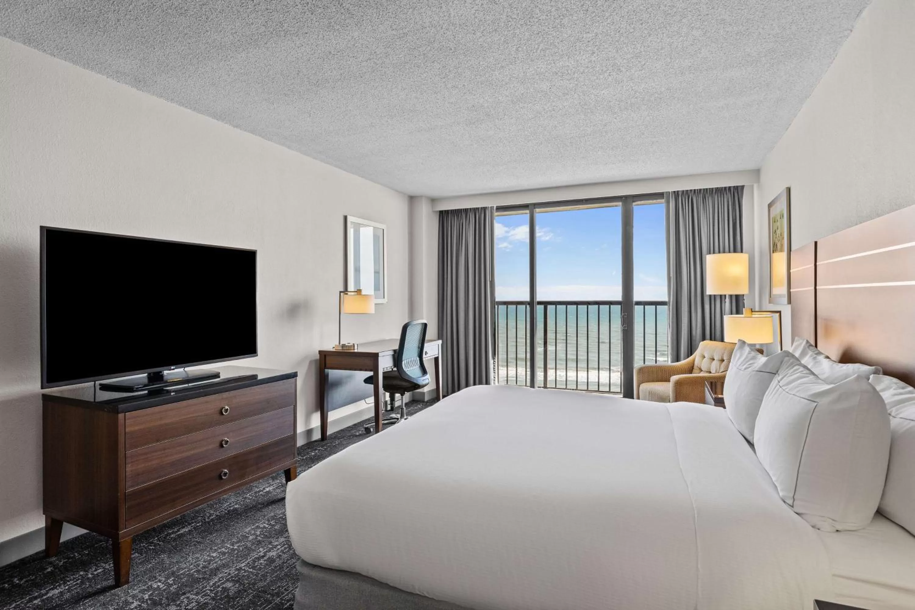 Bedroom, Bed in DoubleTree by Hilton Atlantic Beach Oceanfront