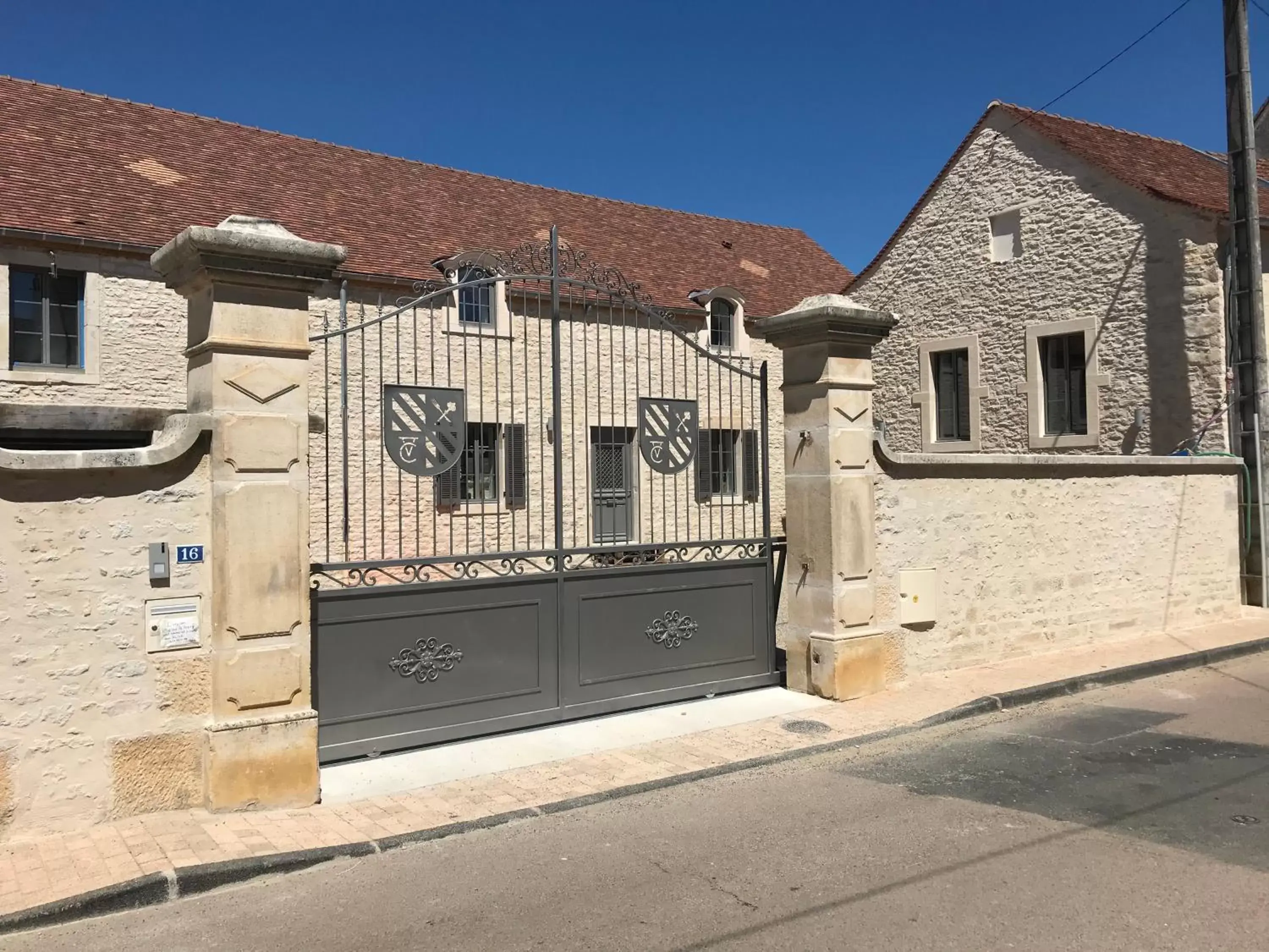 Facade/entrance, Property Building in Le Charles V