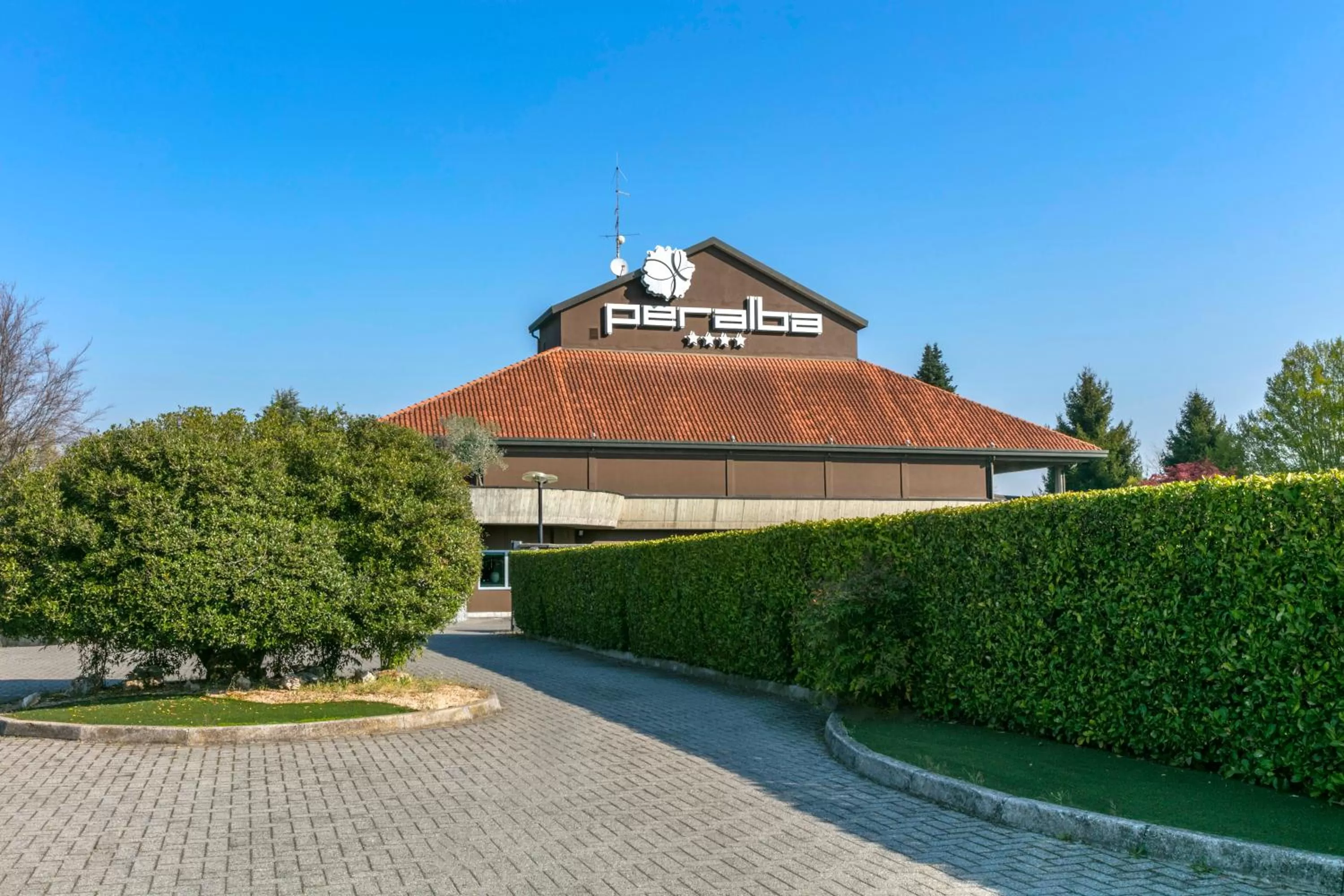 Property Building in Peralba Autohotel