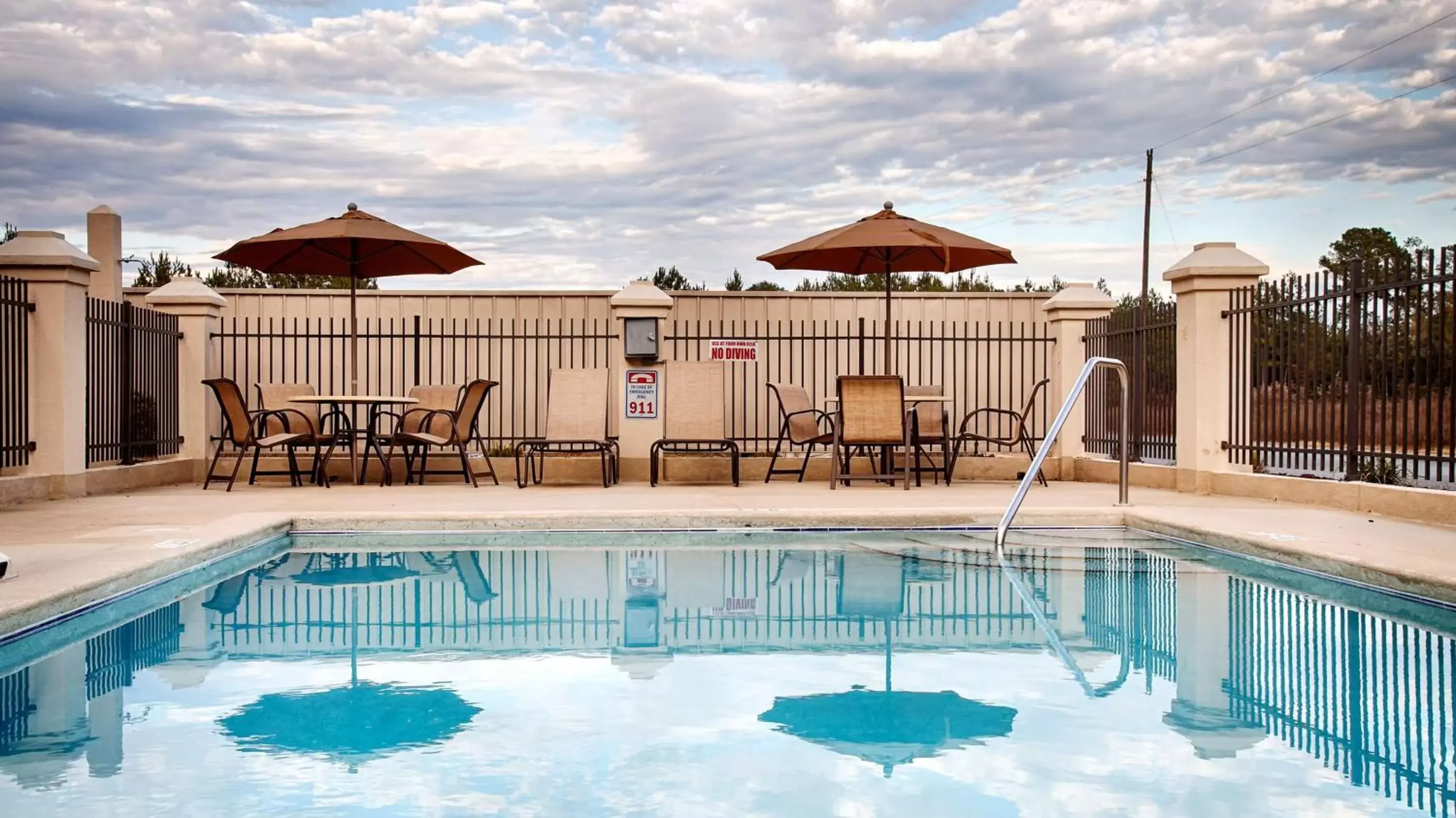 Pool view, Swimming Pool in Country Inn & Suites by Radisson, Midway, FL