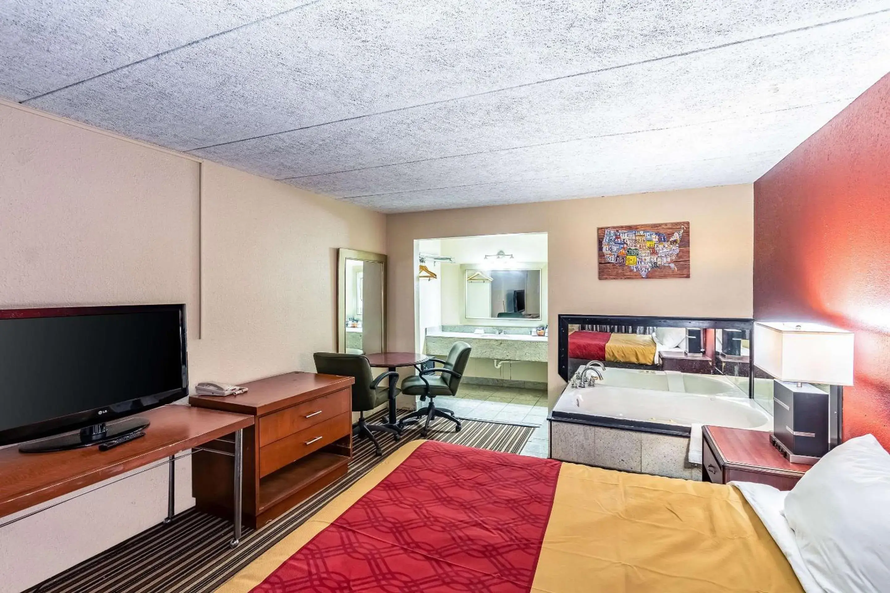 Photo of the whole room, TV/Entertainment Center in Econo Lodge