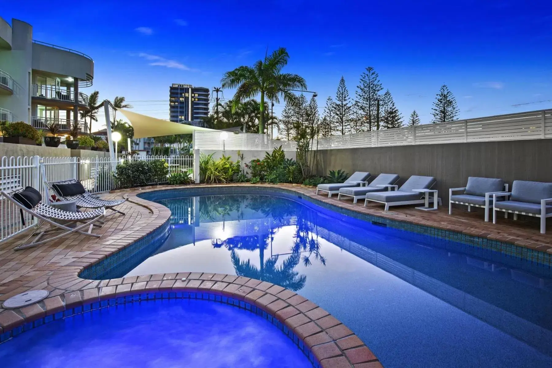 Hot Tub, Swimming Pool in Kirra Palms Holiday Apartments