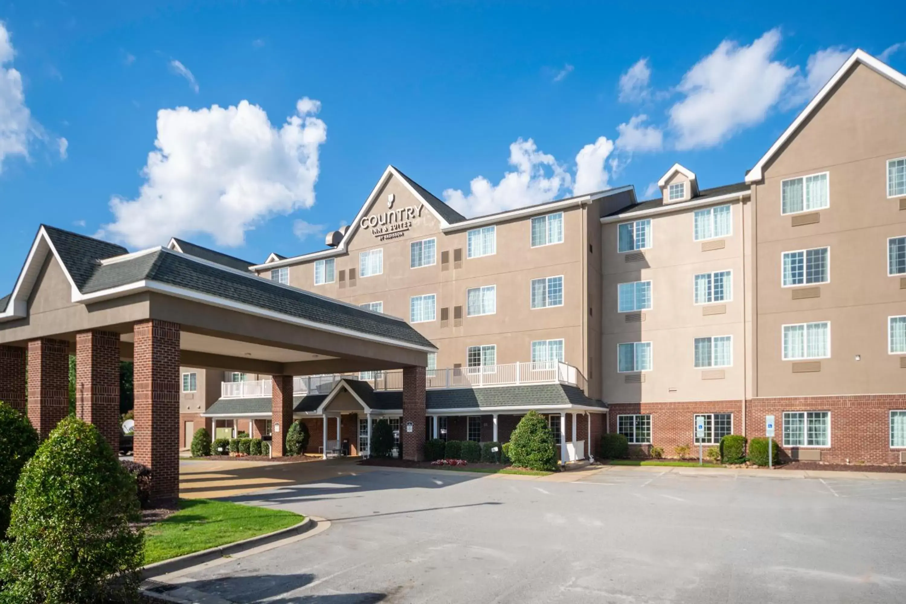 Property building in Country Inn & Suites by Radisson, Rocky Mount, NC Property building in Country Inn & Suites by Radisson, Rocky Mount, NC