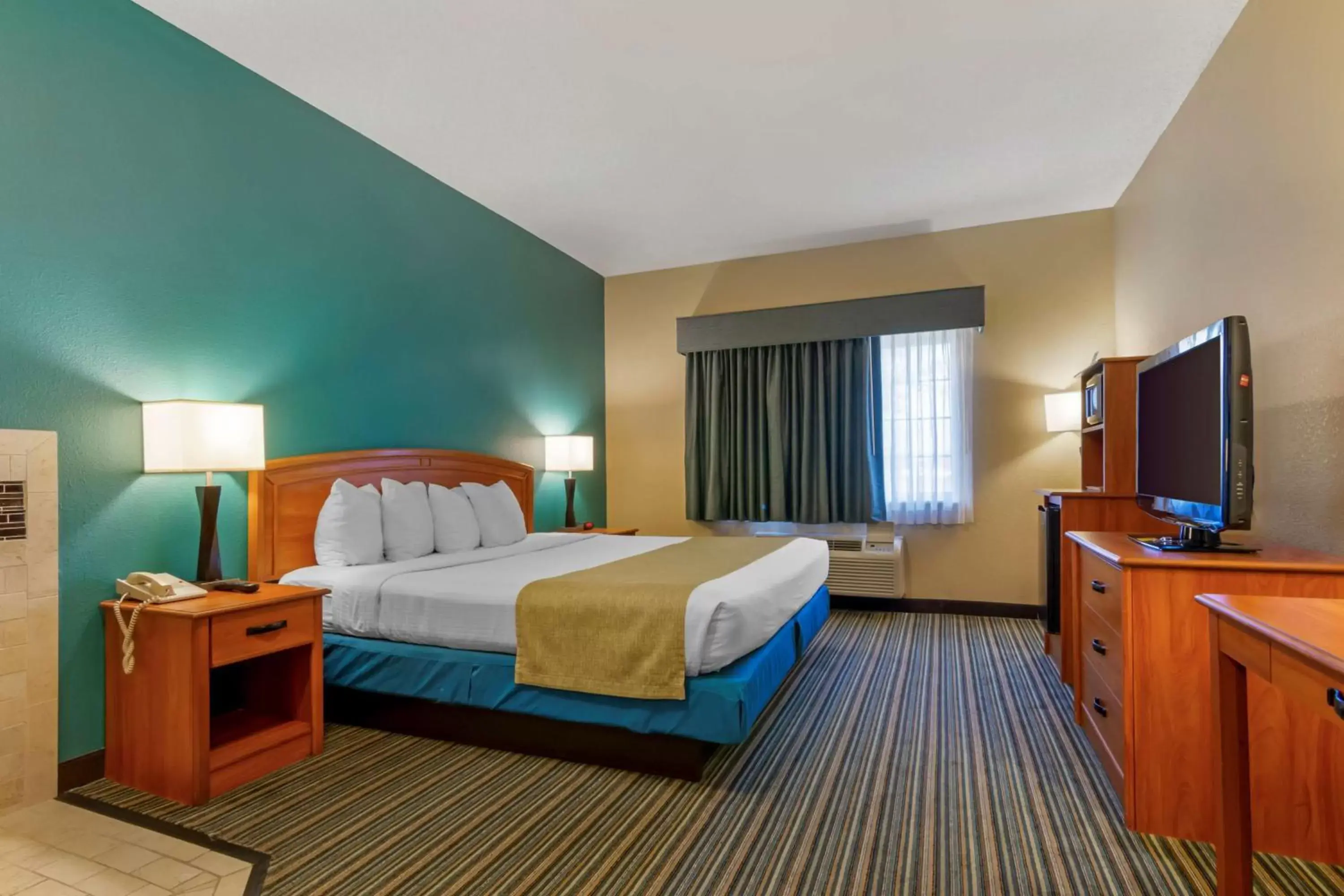 Bedroom, Bed in Best Western Governors Inn and Suites