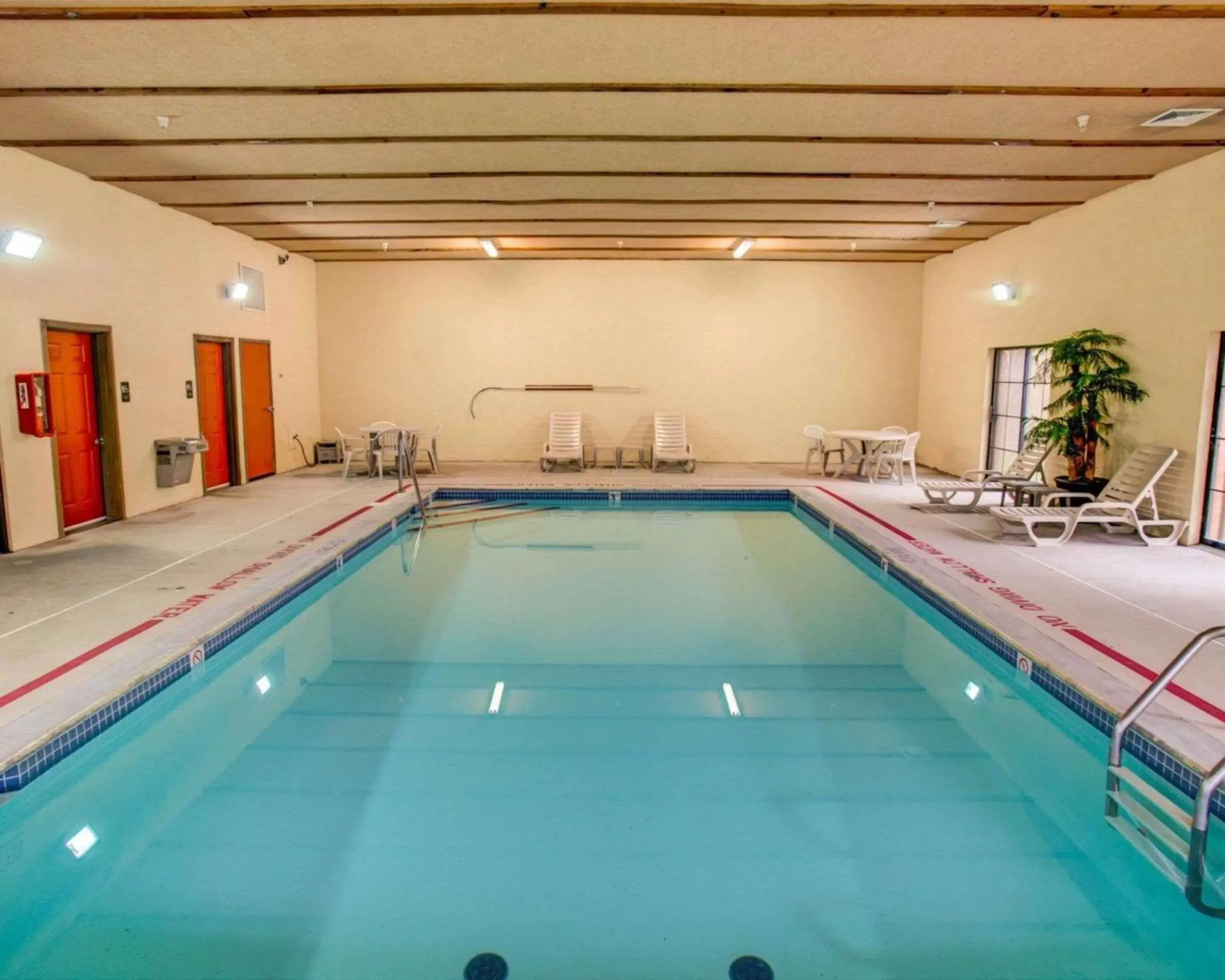 On site, Swimming Pool in Comfort Suites Coraopolis