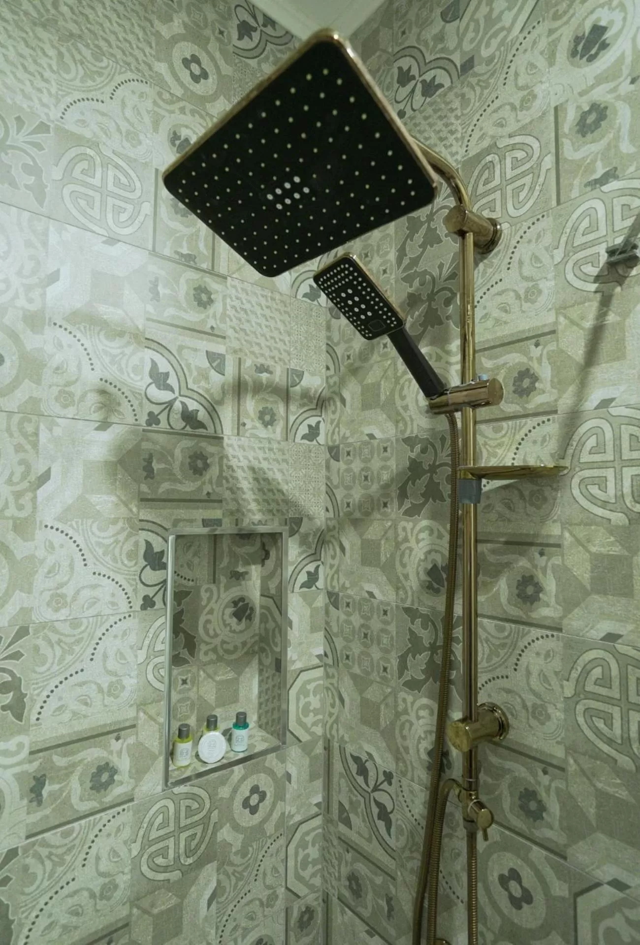 Shower in Homey AirPort Hotel