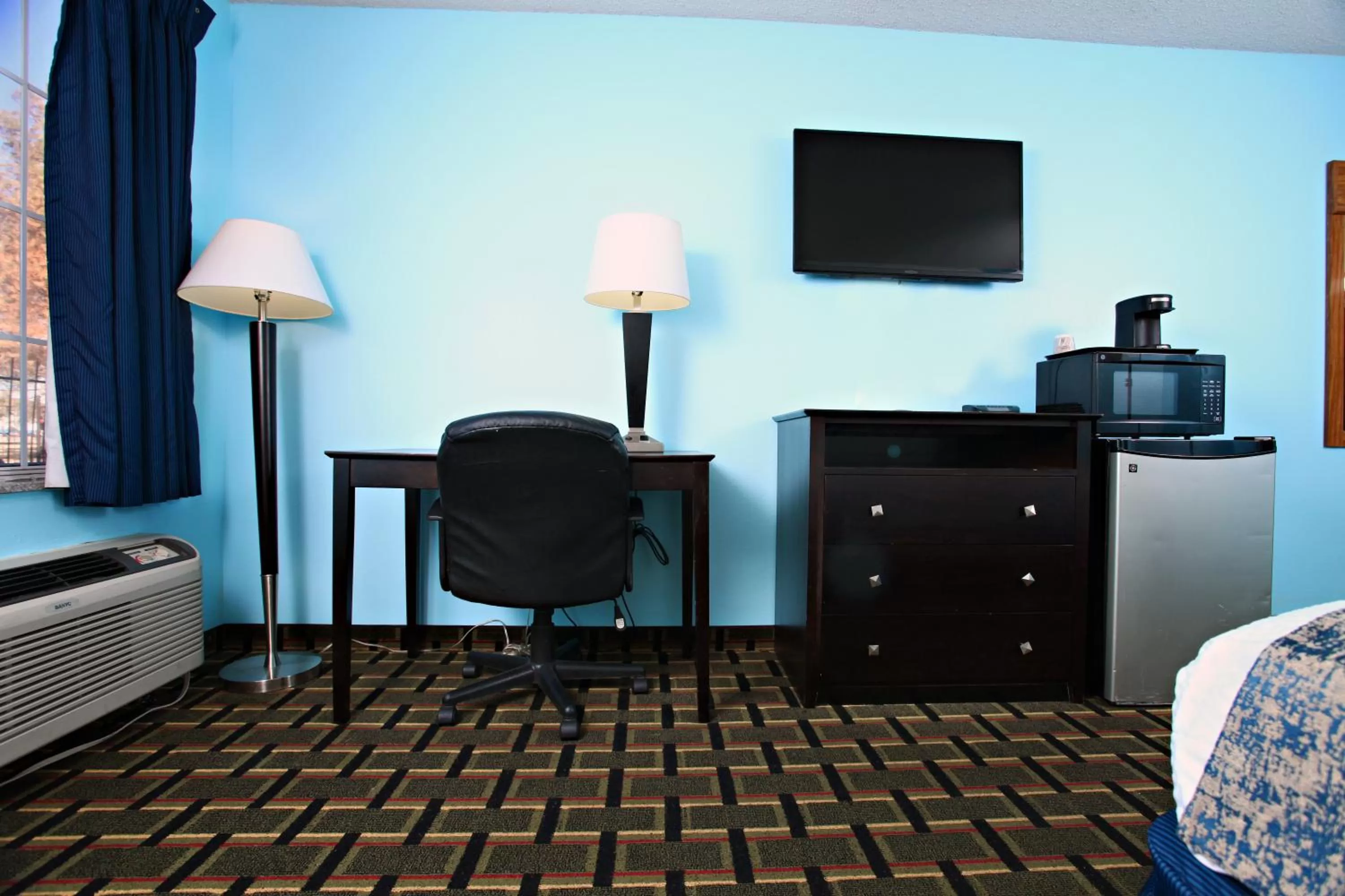 TV and multimedia in Coratel Inn & Suites by Jasper Newton
