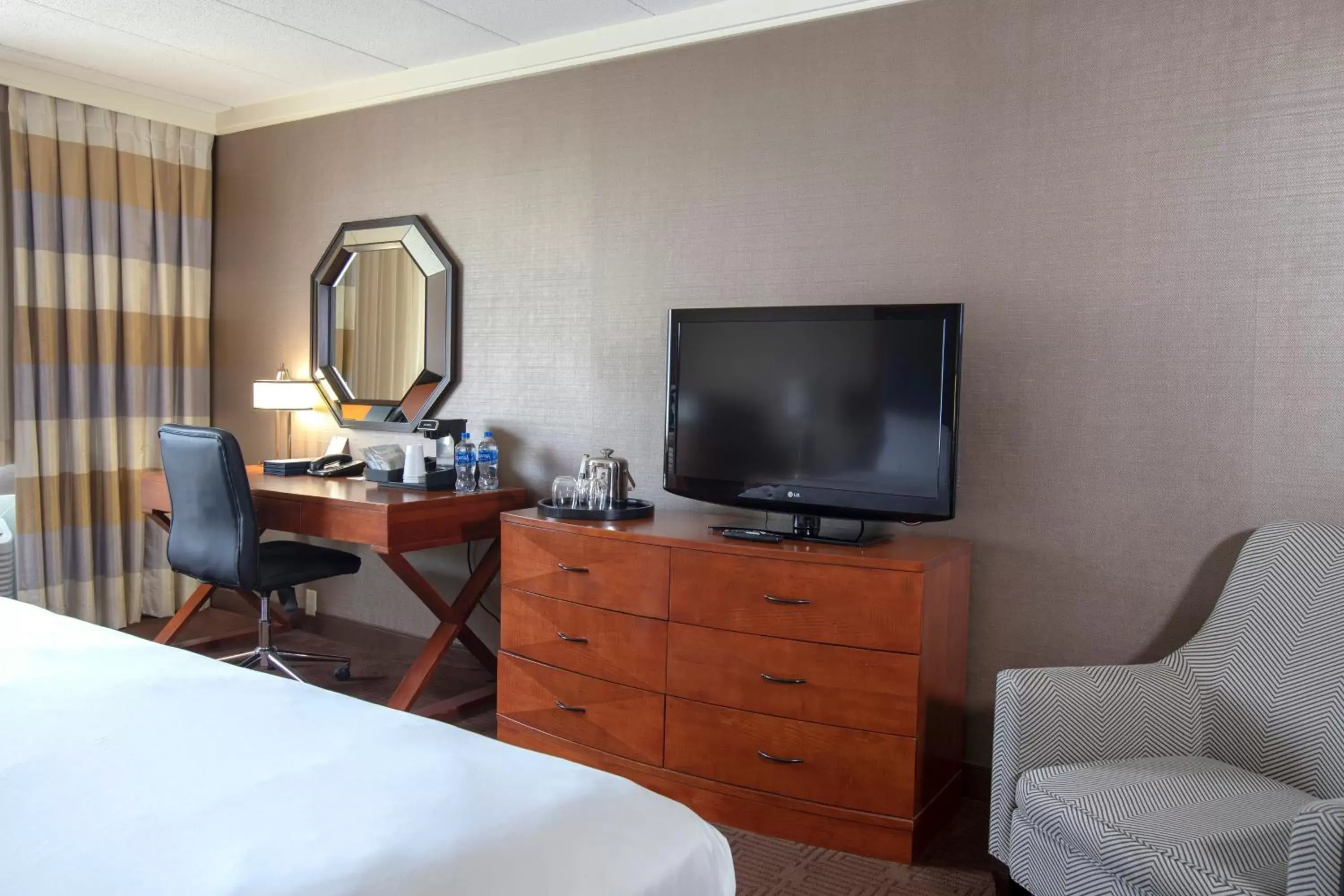 Photo of the whole room, TV/Entertainment Center in Sheraton Niagara Falls