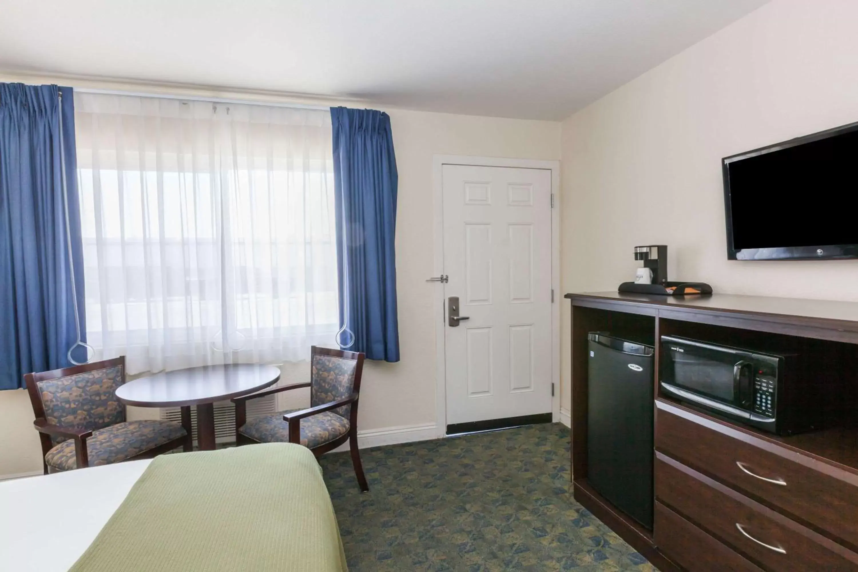 Photo of the whole room, TV/Entertainment Center in Days Inn by Wyndham Santa Maria