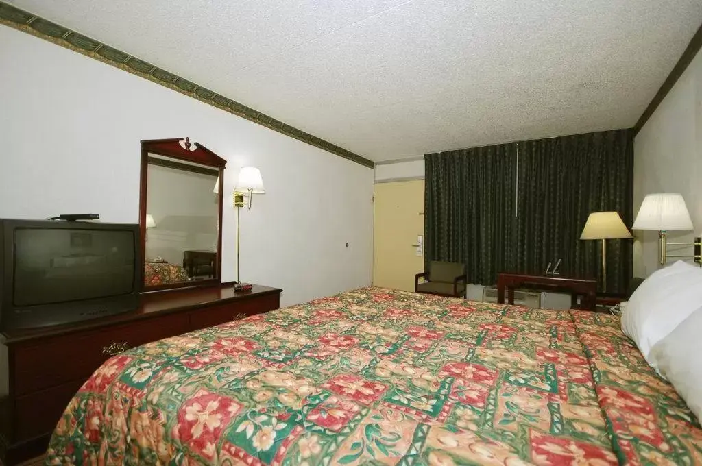 King Room - Disability Access/Non-Smoking in Days Inn by Wyndham Dickson King Room - Disability Access/Non-Smoking in Days Inn by Wyndham Dickson