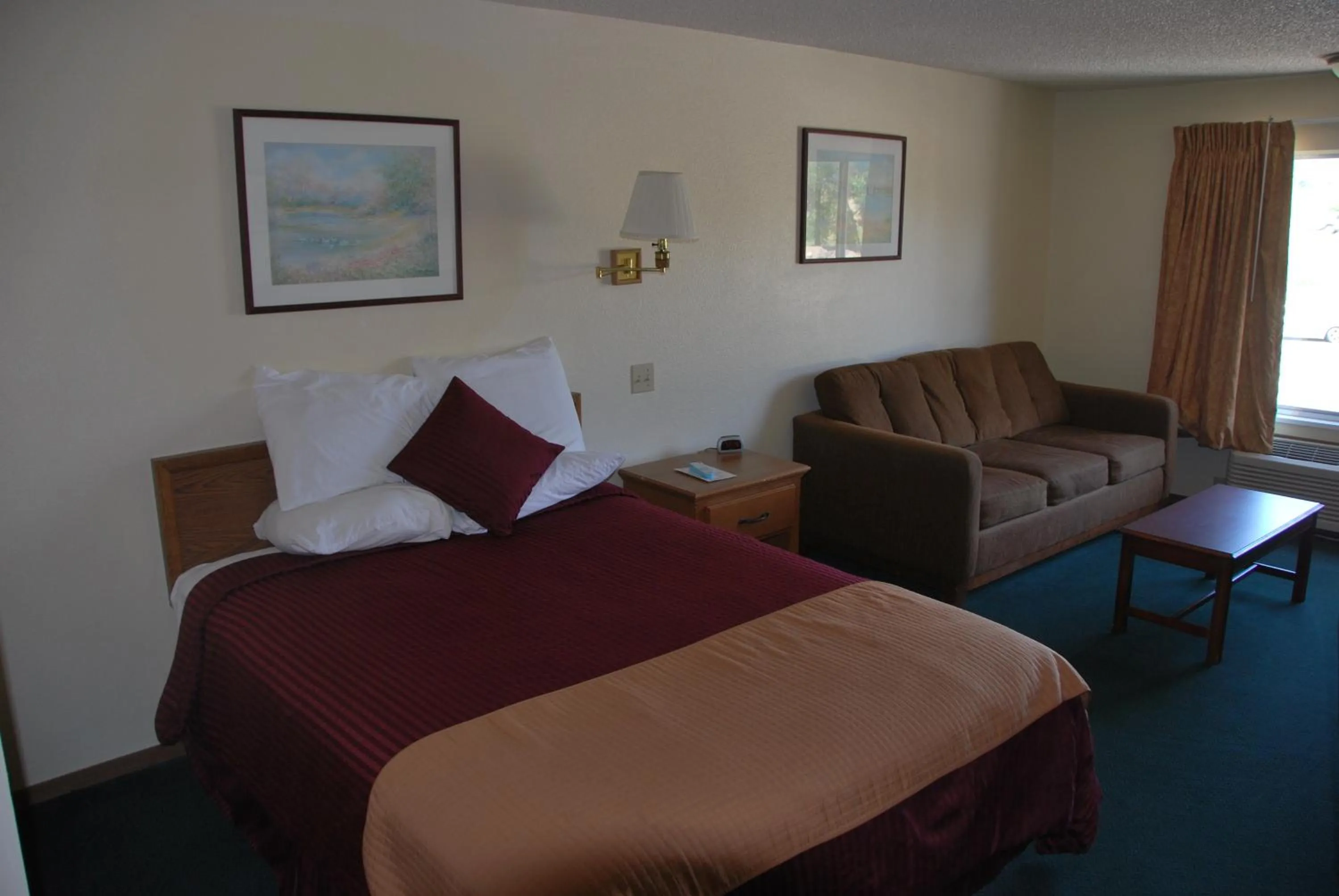 Seating area, Bed in National 9 Inn Price