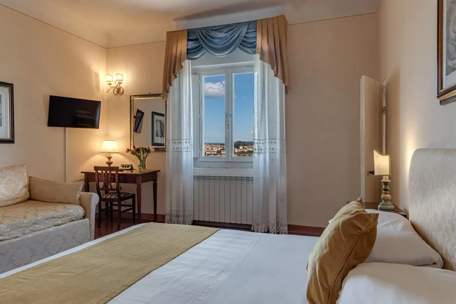 Seating area, Bed in Hotel Palazzo di Valli