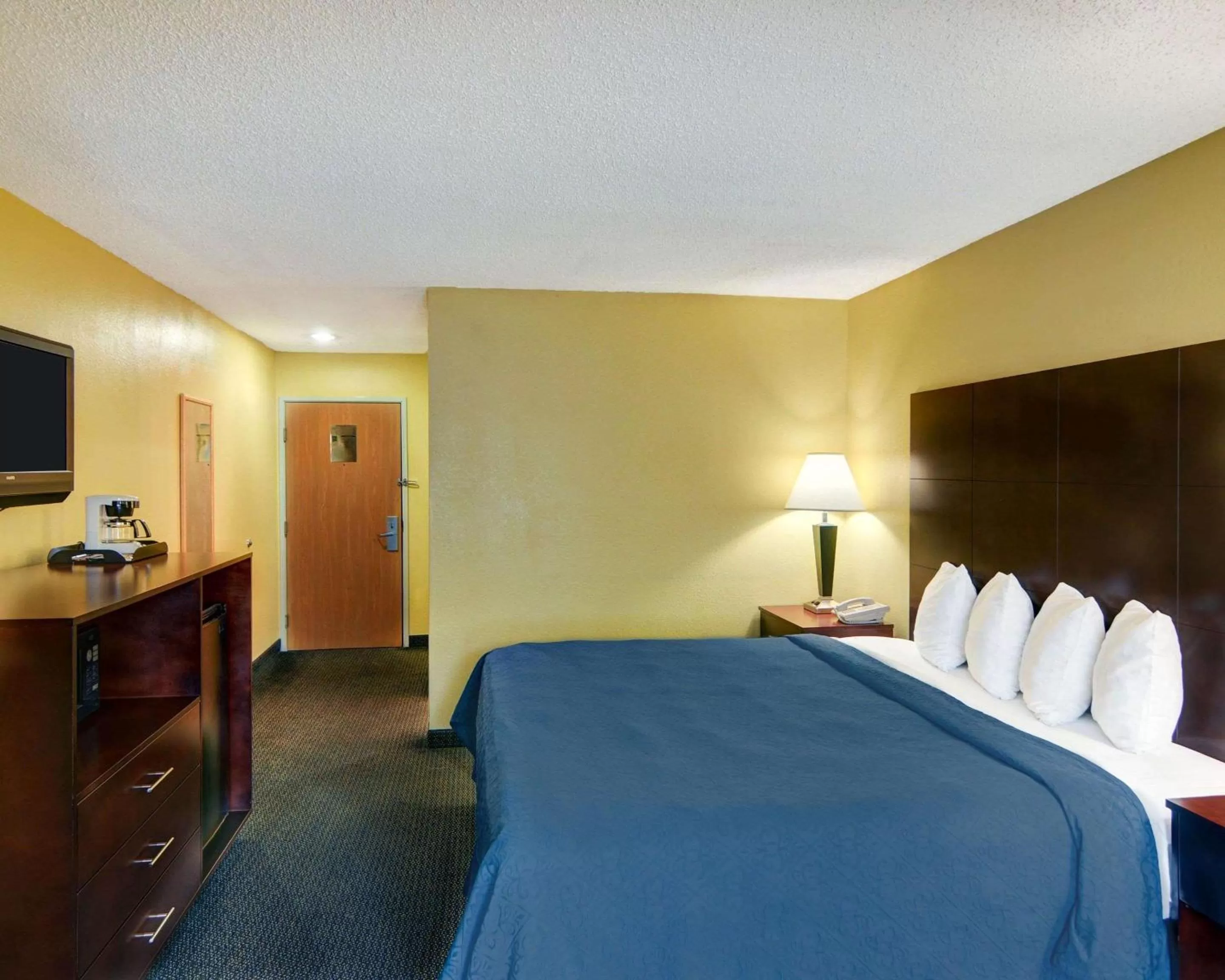 Photo of the whole room, Bed in Quality Inn & Suites Grand Prairie South