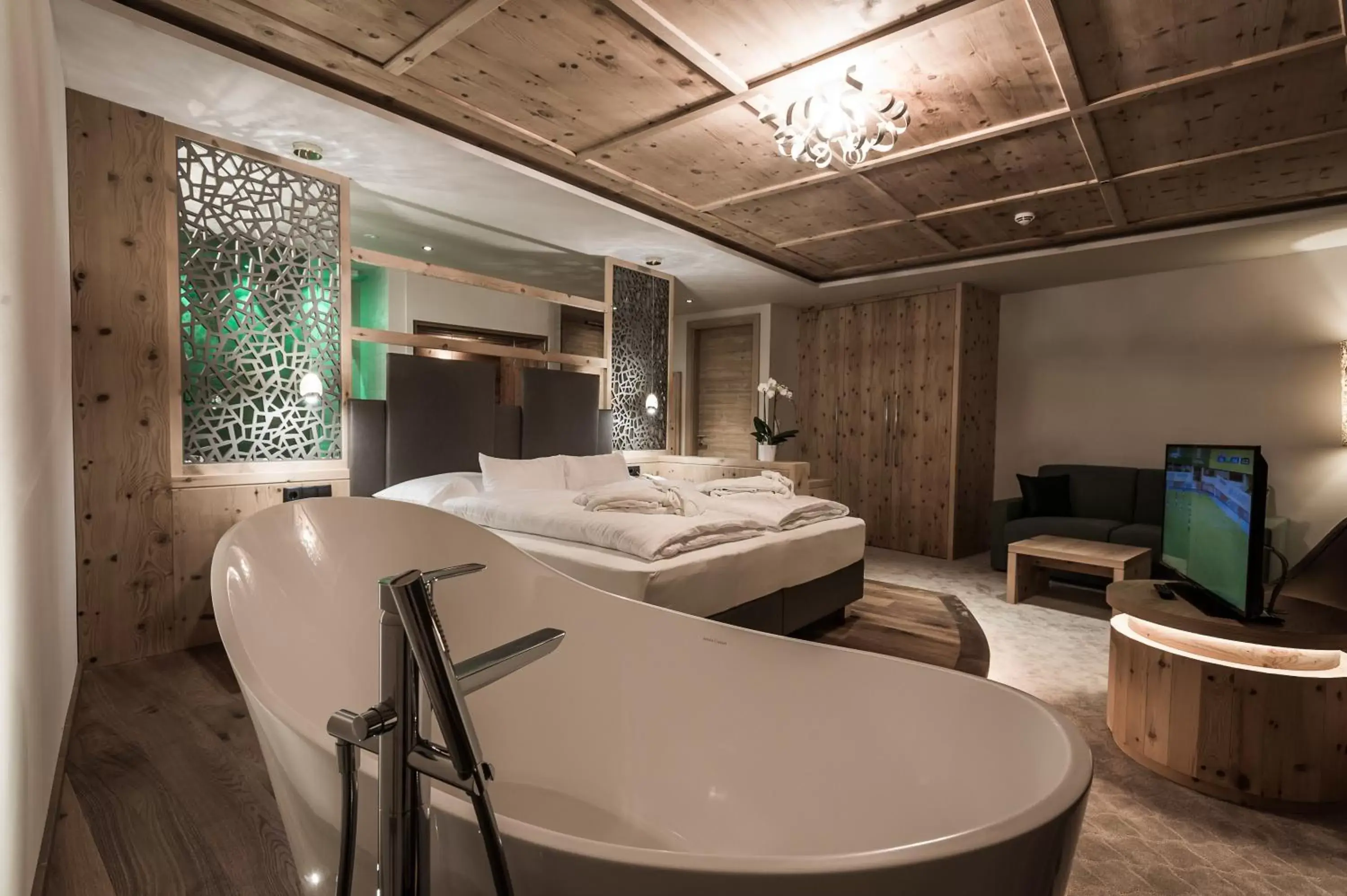 TV and multimedia, Bathroom in Hotel Weiher Green Lake