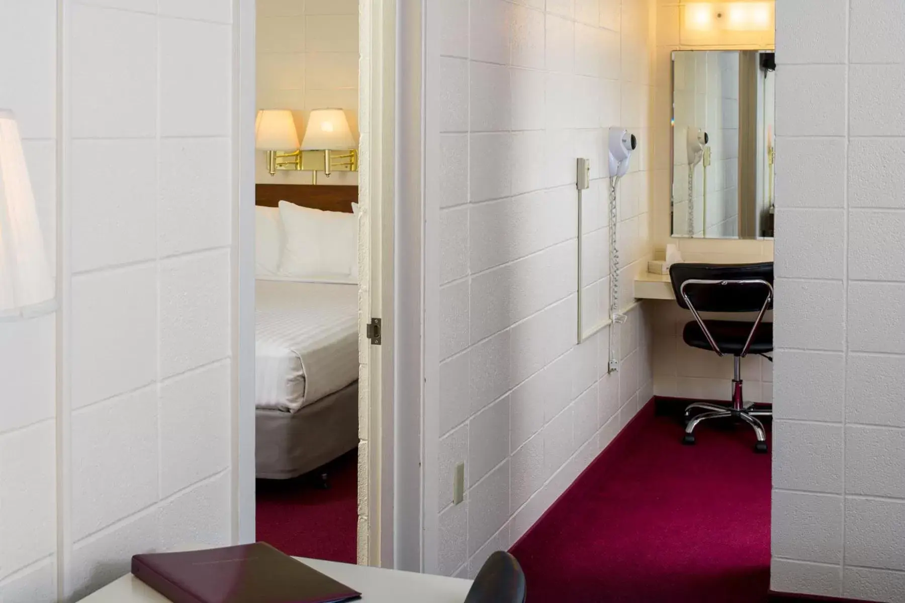 Bed, Bathroom in Finlen Hotel and Motor Inn