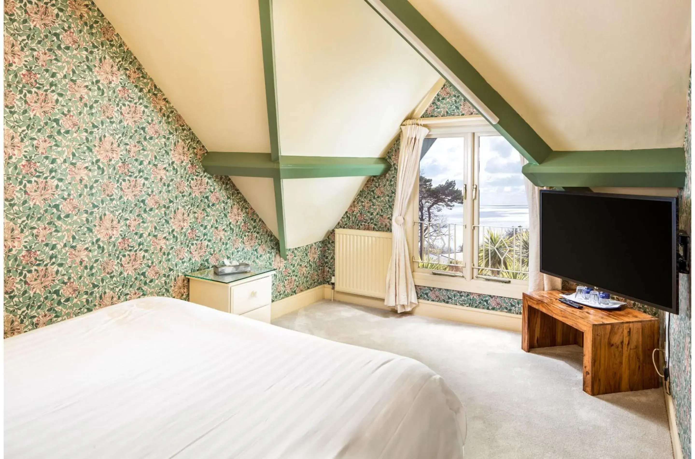 Bedroom, Bed in Orestone Manor Bedroom, Bed in Orestone Manor