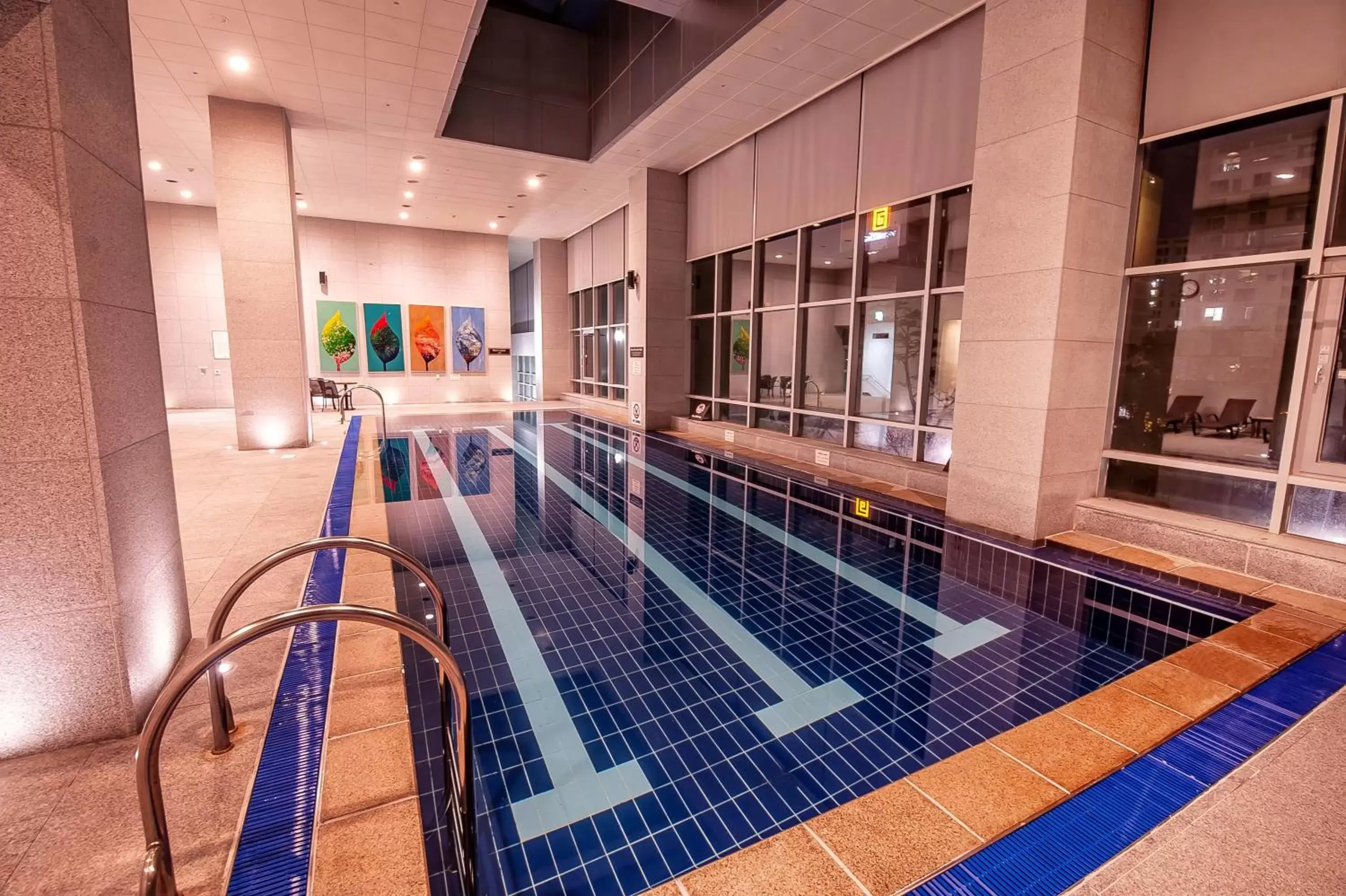 Swimming pool in Holiday Inn Gwangju, an IHG Hotel