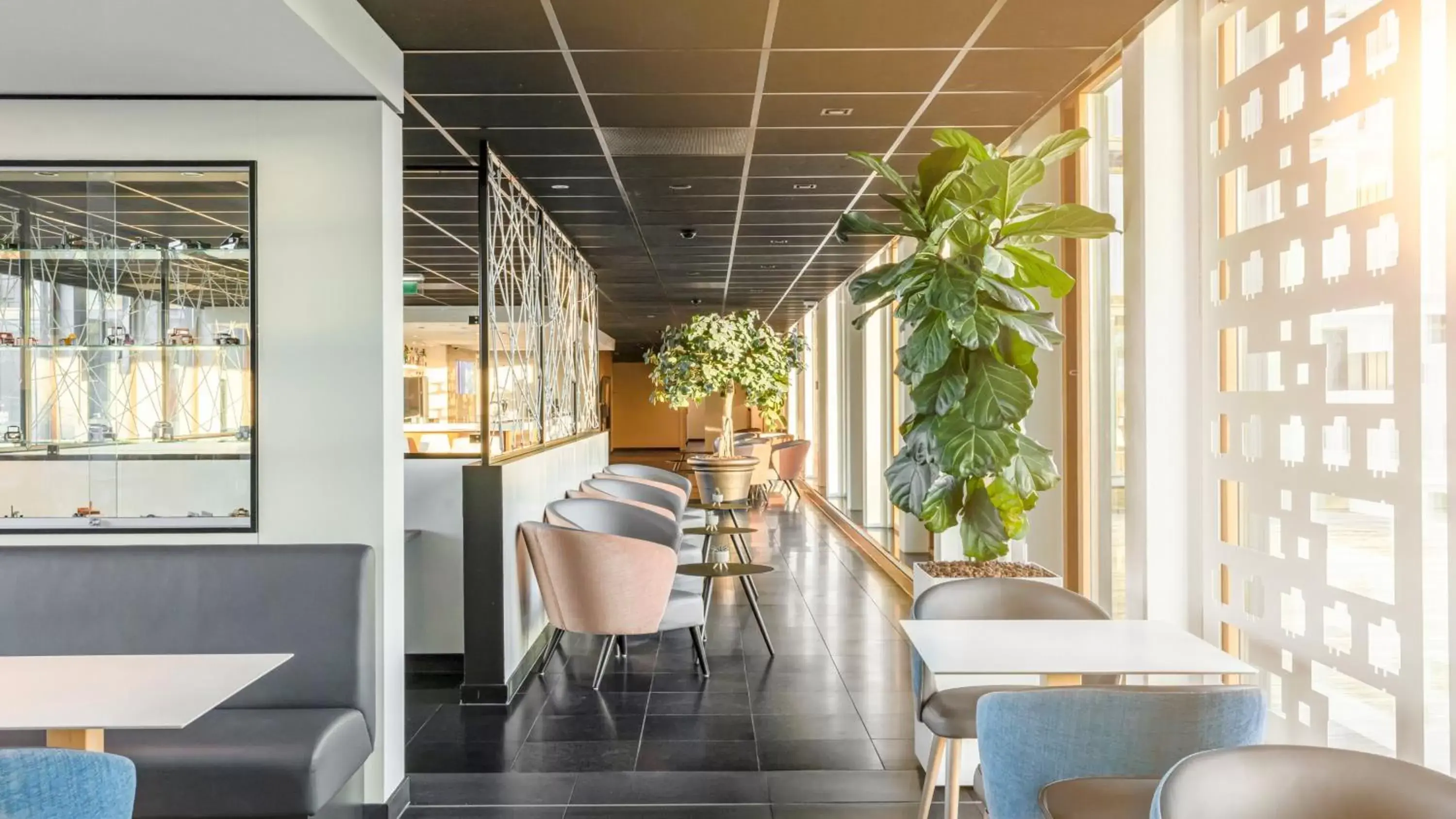 Lounge or bar, Restaurant/Places to Eat in Holiday Inn Express Utrecht - Papendorp, an IHG Hotel