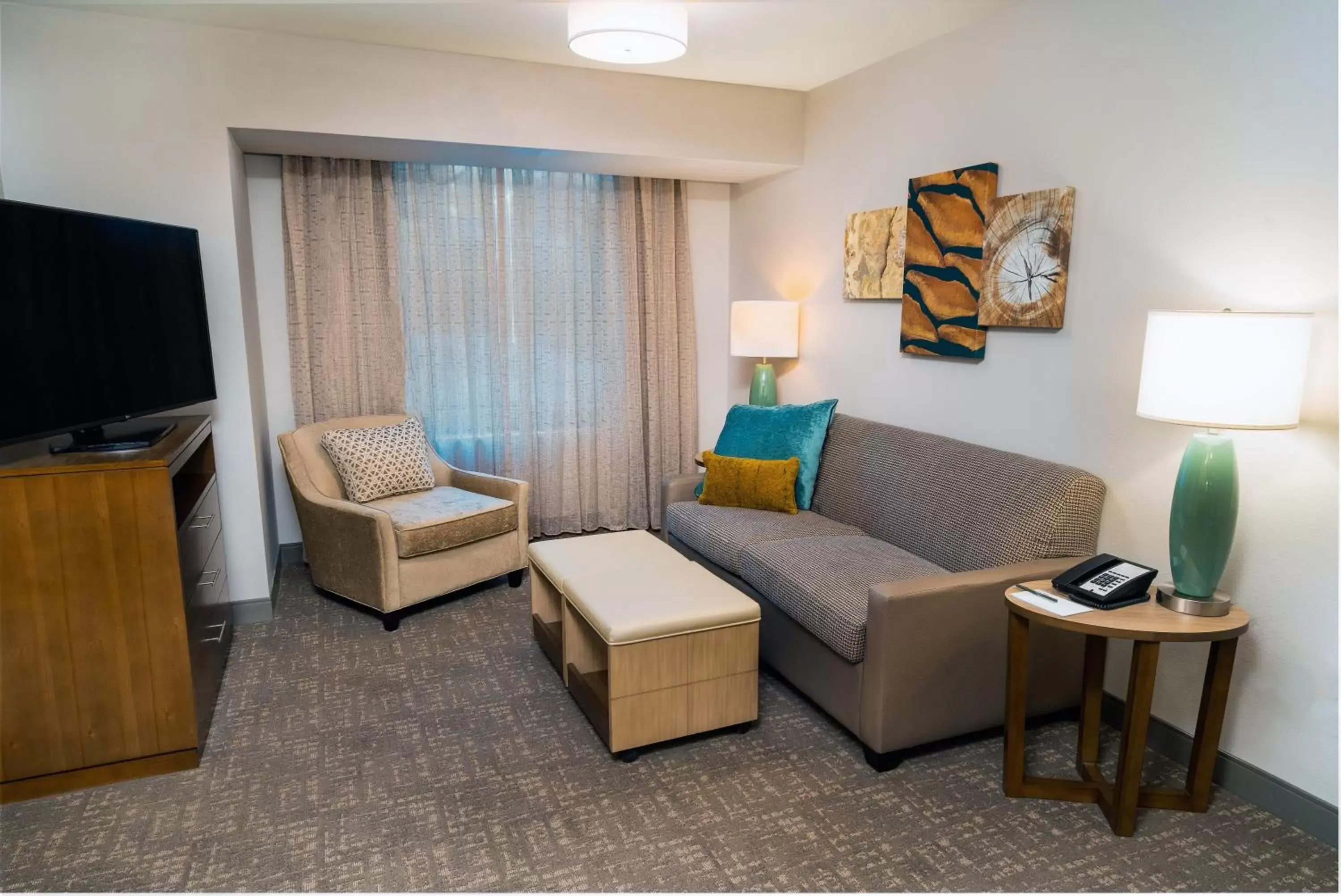 Photo of the whole room, Seating Area in Staybridge Suites Coeur d'Alene, an IHG Hotel