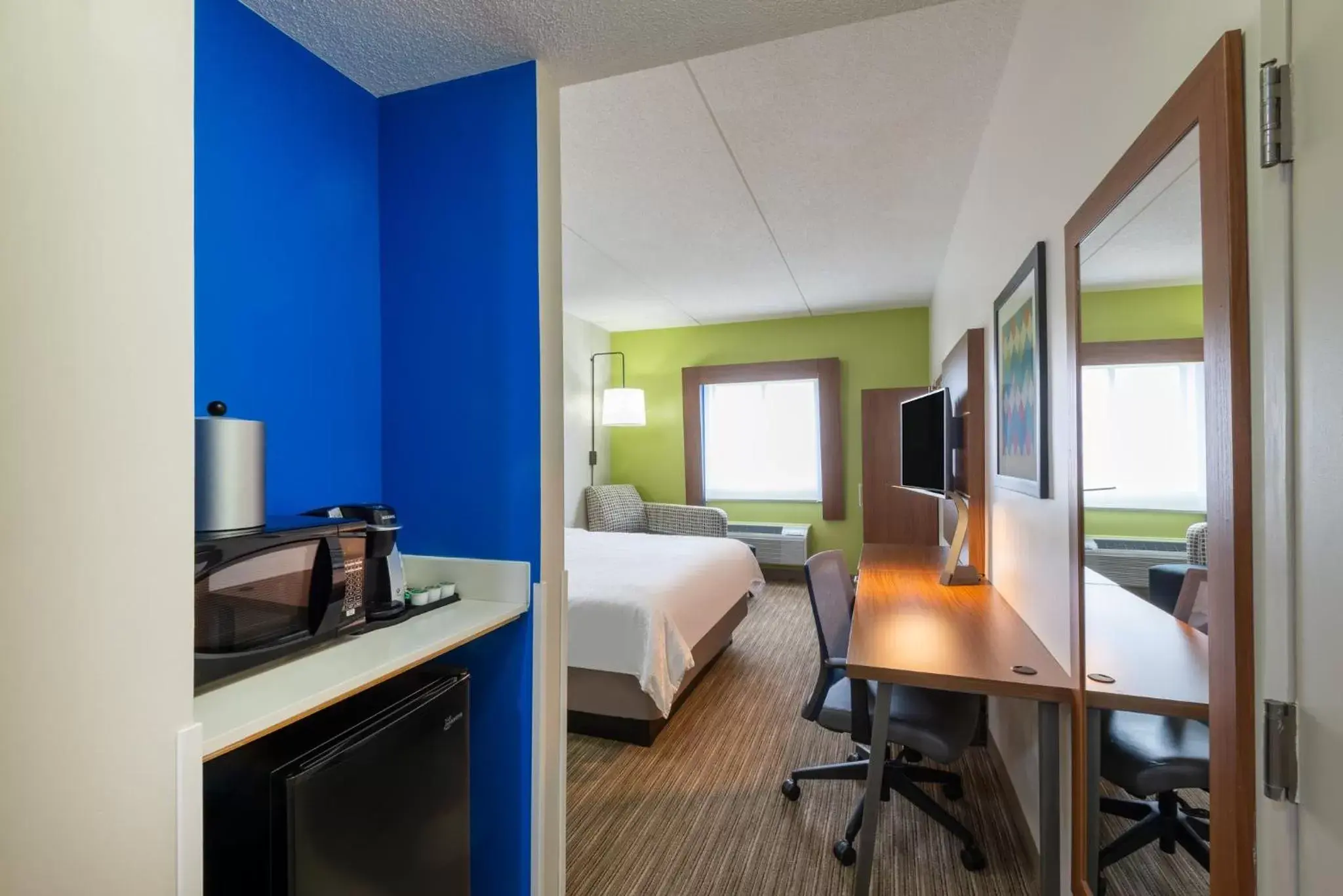 Photo of the whole room, Kitchen/Kitchenette in Holiday Inn Express Cleveland - Vermilion, an IHG Hotel