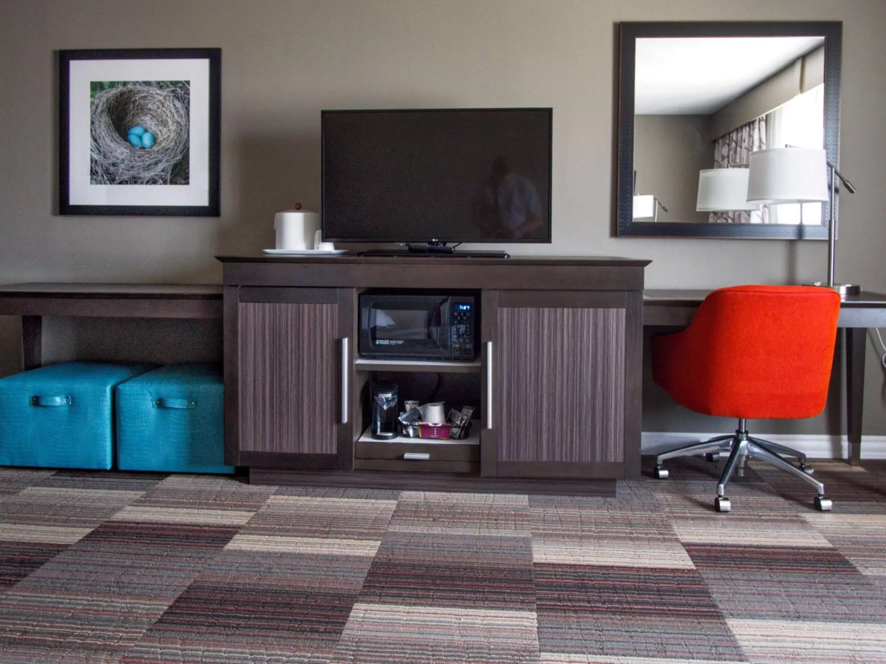 Bedroom, TV/Entertainment Center in Hampton Inn & Suites-Moore