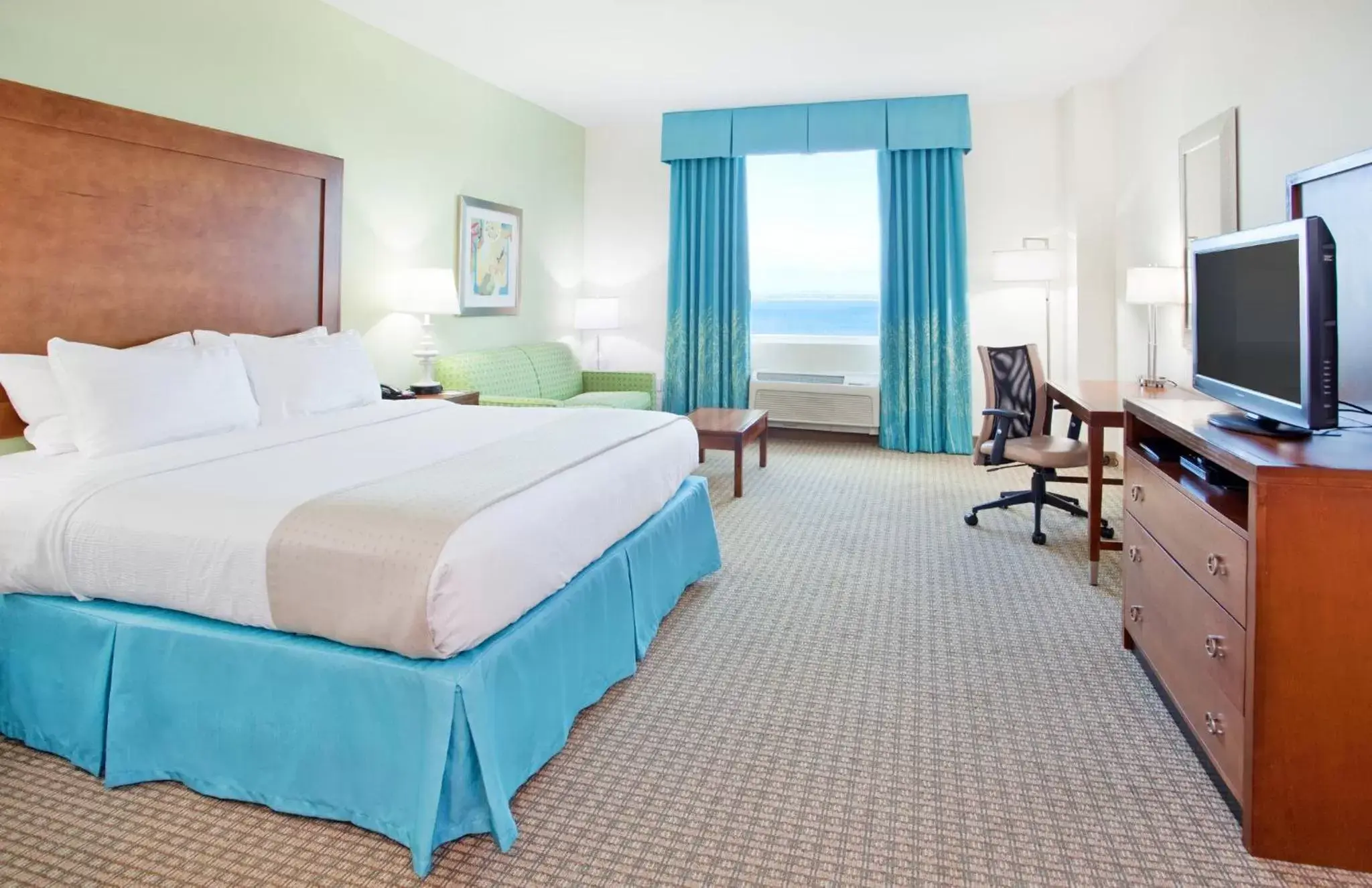 Photo of the whole room, Bed in Holiday Inn Resort Pensacola Beach, an IHG Hotel