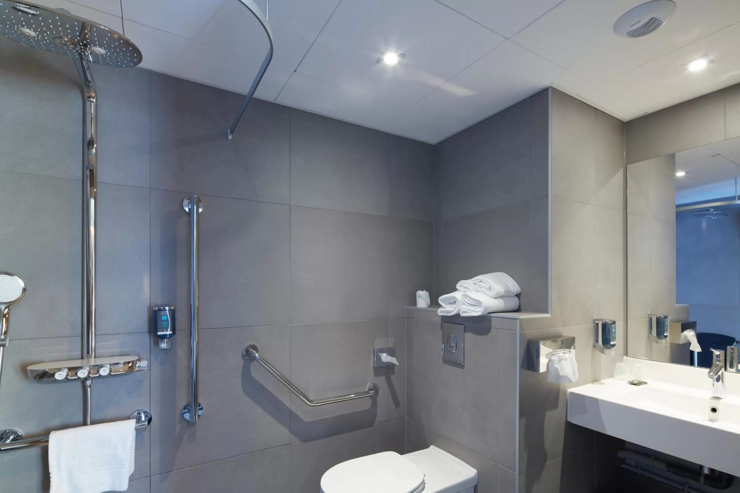 Shower in Novotel Suites Colmar Centre