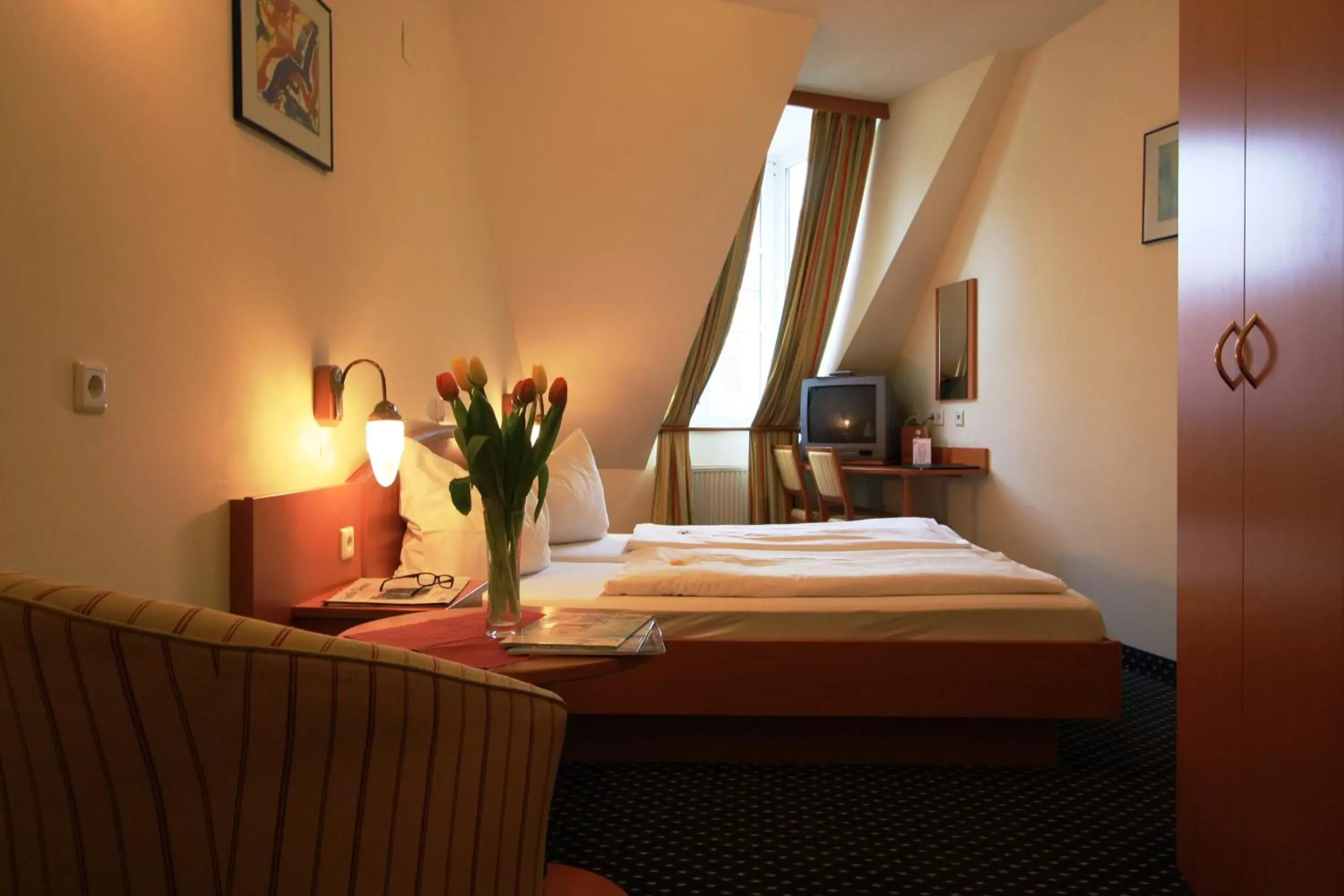 Bedroom, Bed in Suite Hotel 900 m zur Oper