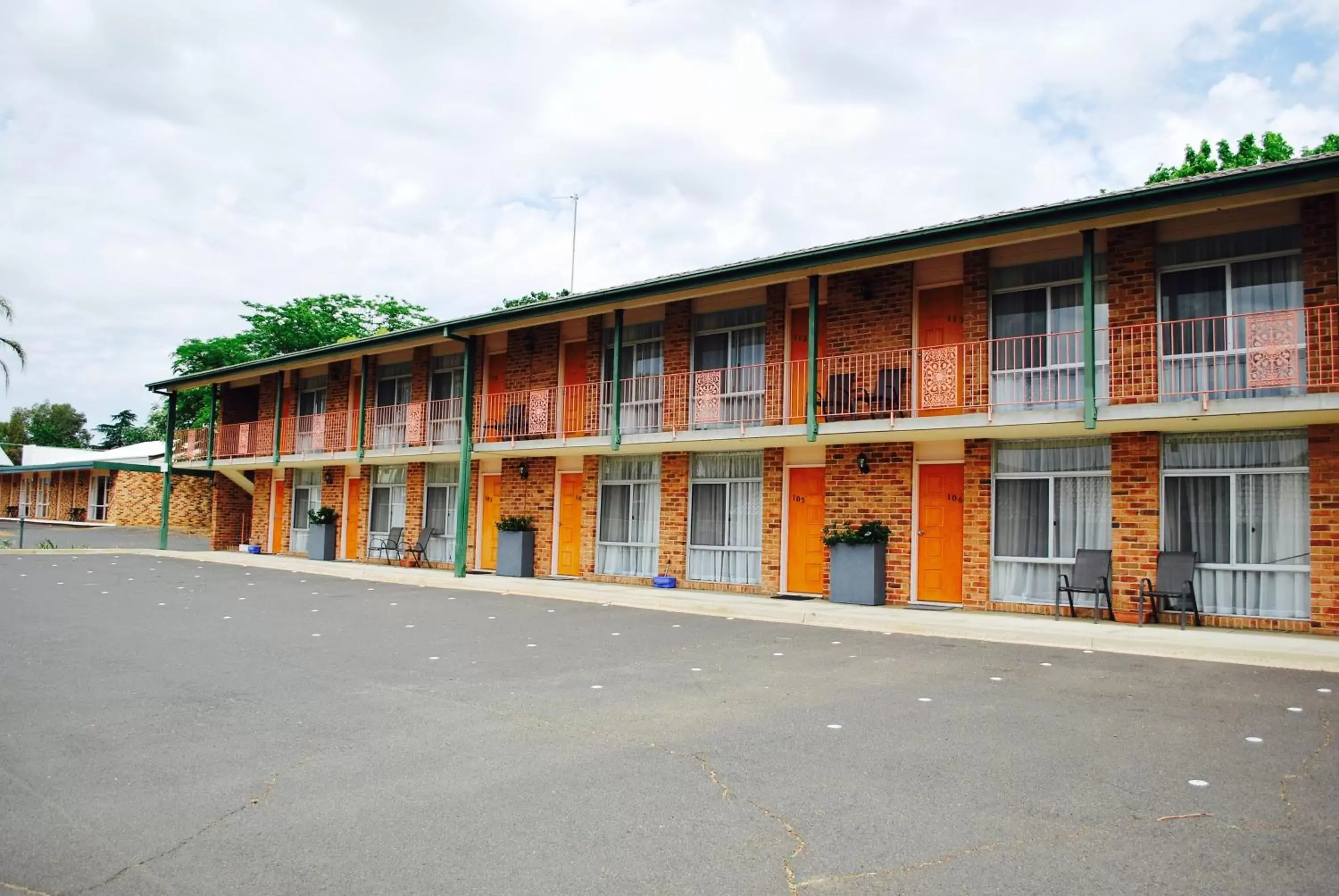 Property building in Cascades Motor Inn Property building in Cascades Motor Inn