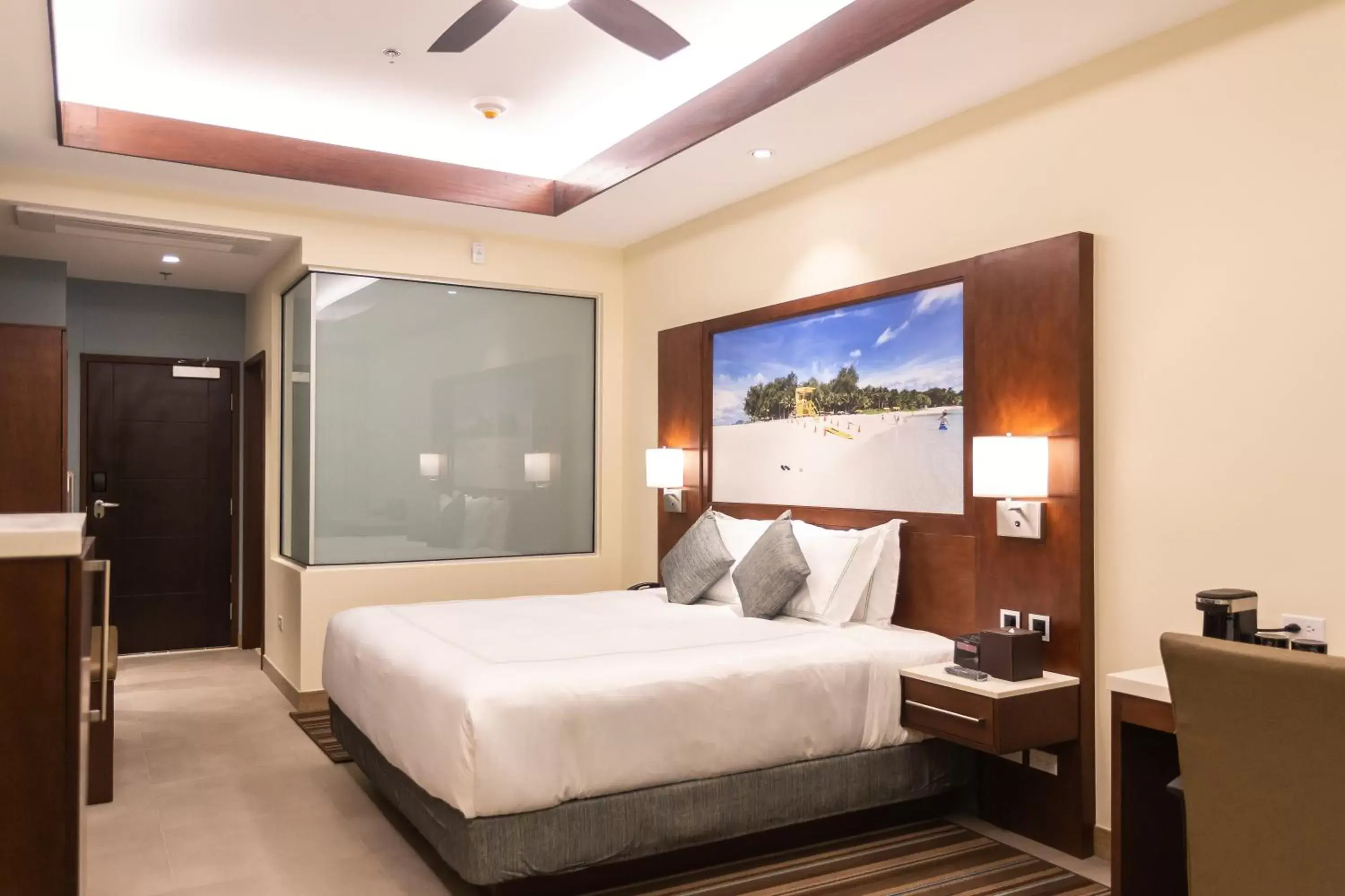 Bedroom, Bed in Surfrider Resort Hotel