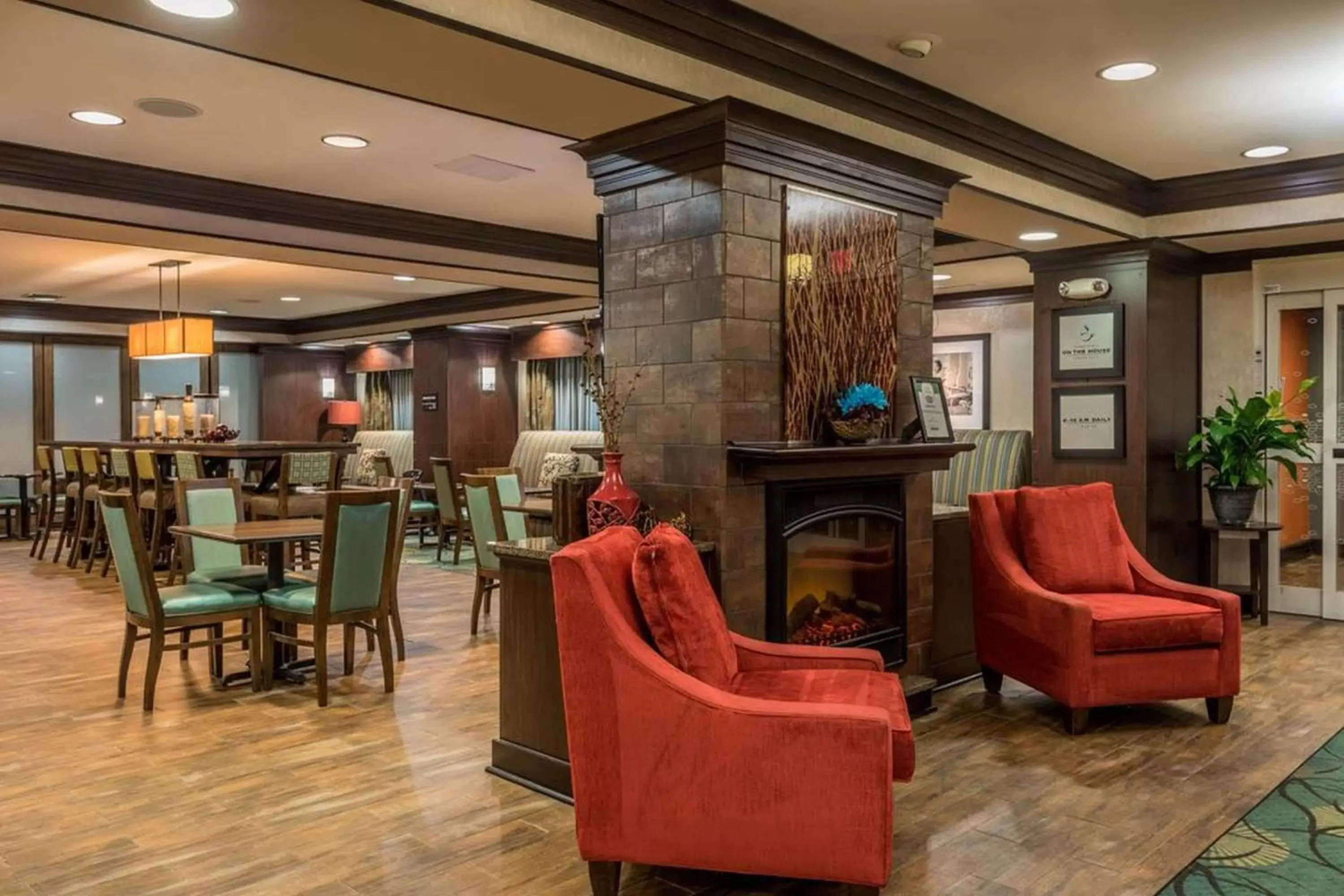 Lobby or reception, Lounge/Bar in Hampton Inn New Albany