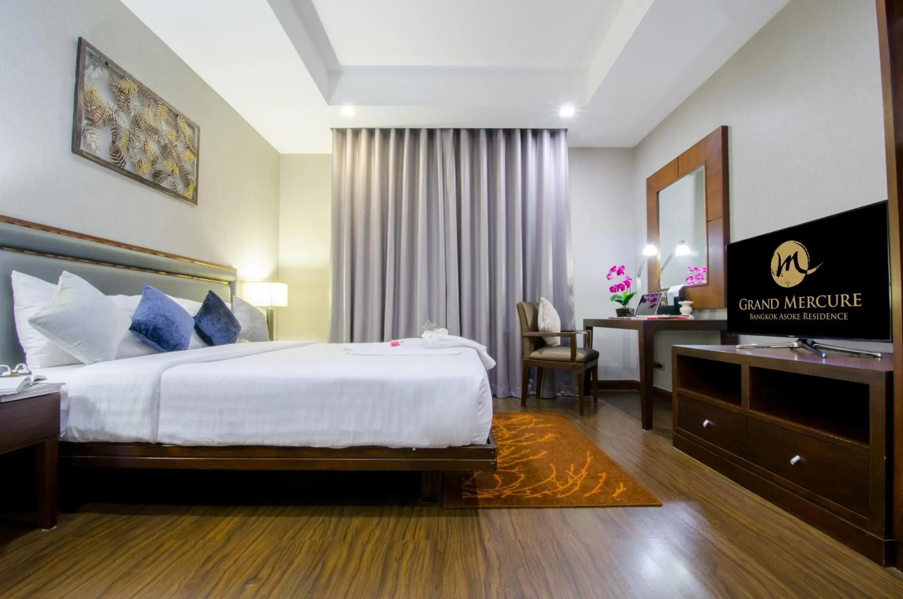 Deluxe King Suite with Living Room and Balcony in Grand Mercure Bangkok Asoke Residence