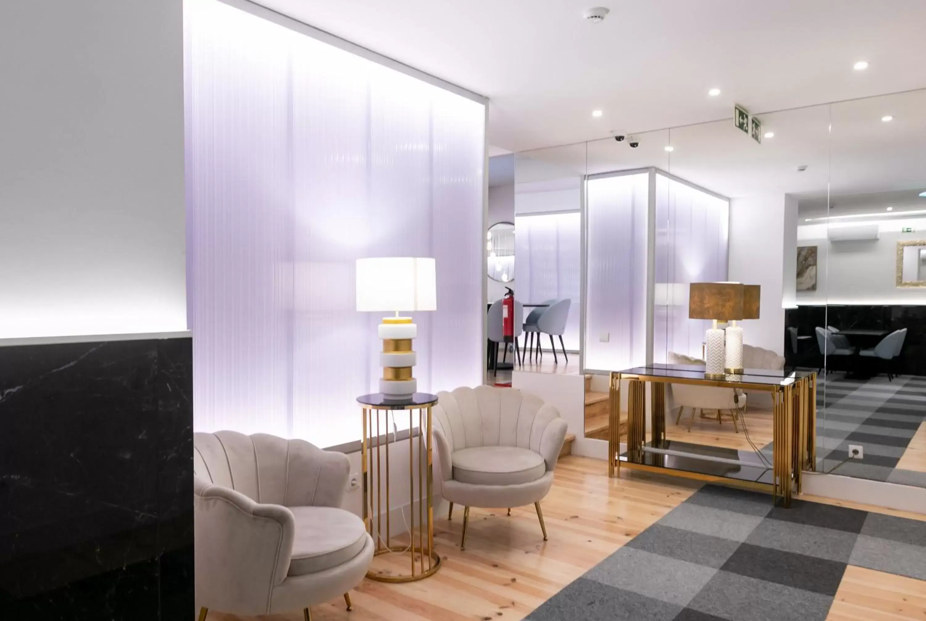 TV/Entertainment Center in Lisboa 85 Suites & Apartments by RIDAN Hotels