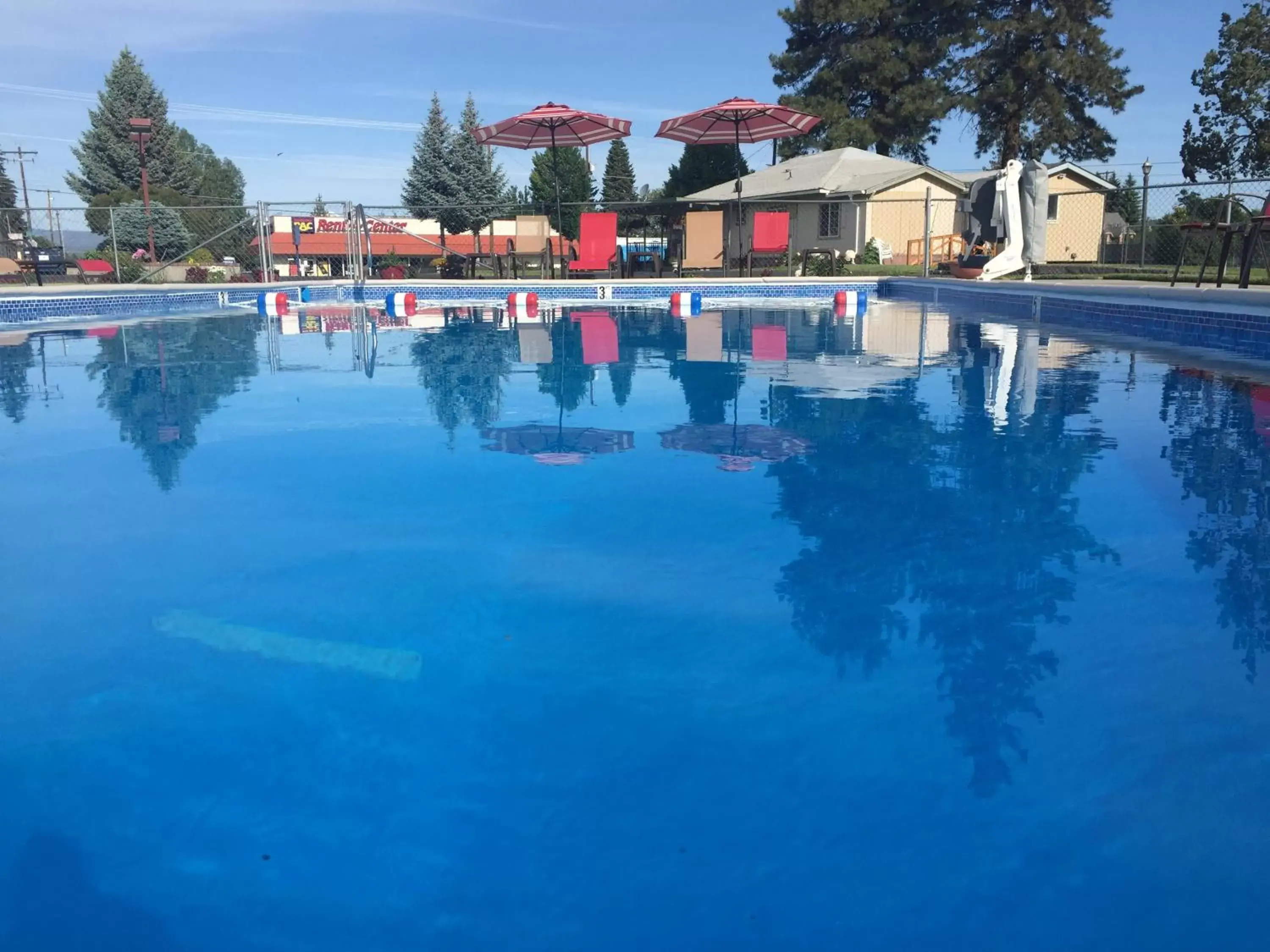 Swimming pool, Property Building in Cascade Lodge