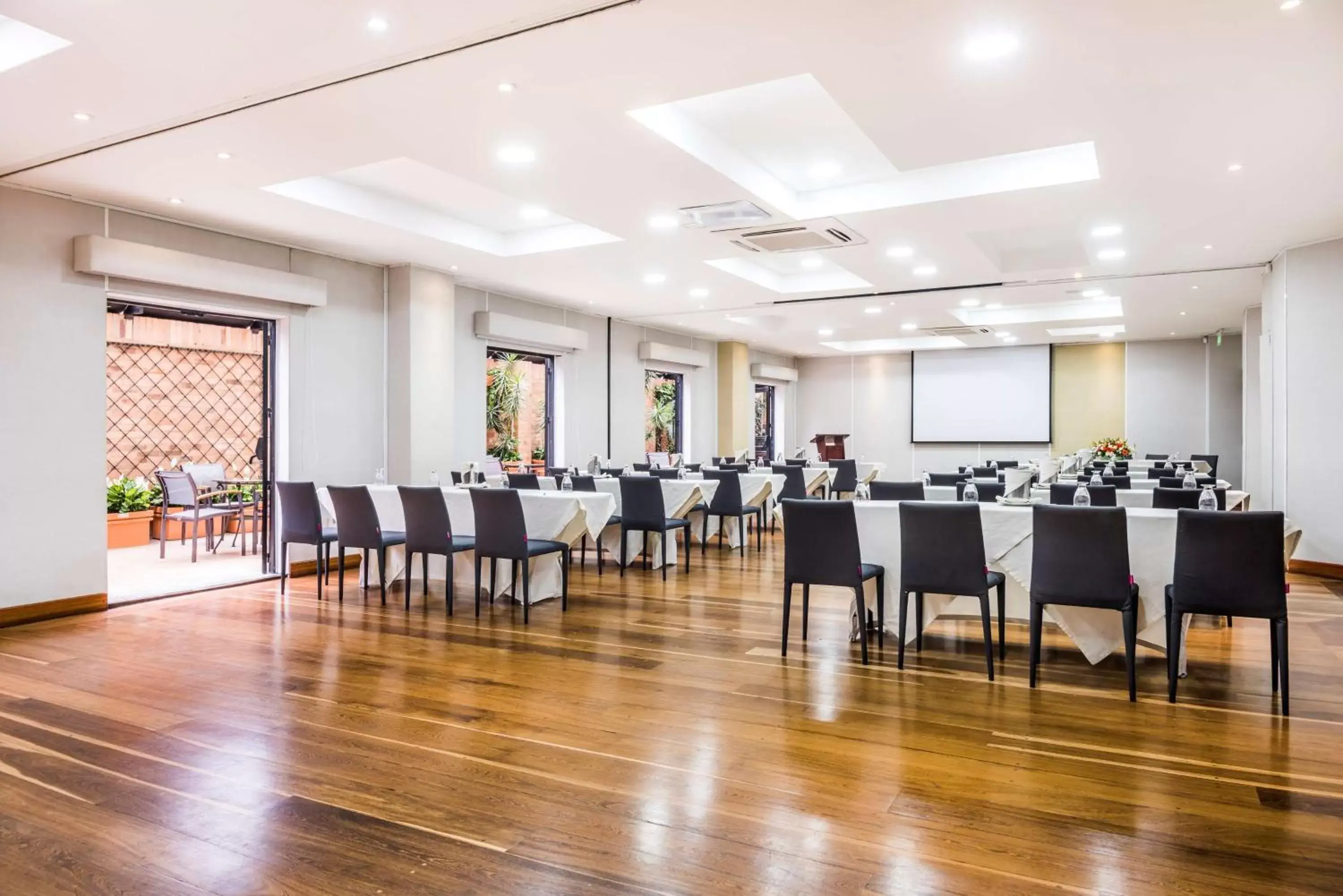 Meeting/conference room, Restaurant/Places to Eat in Embassy Suites by Hilton Bogotá - Rosales